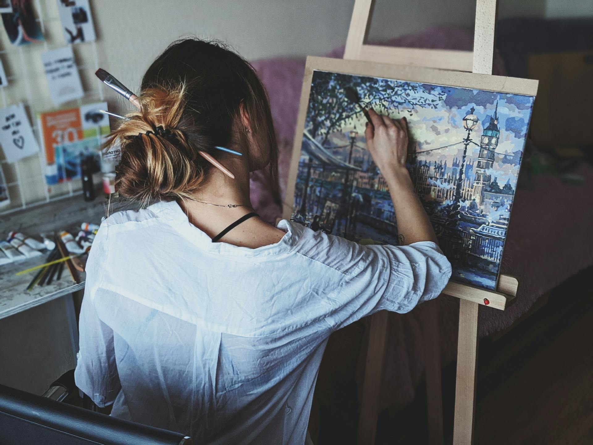 Une femme en train de réaliser une peinture | Source : Pexels