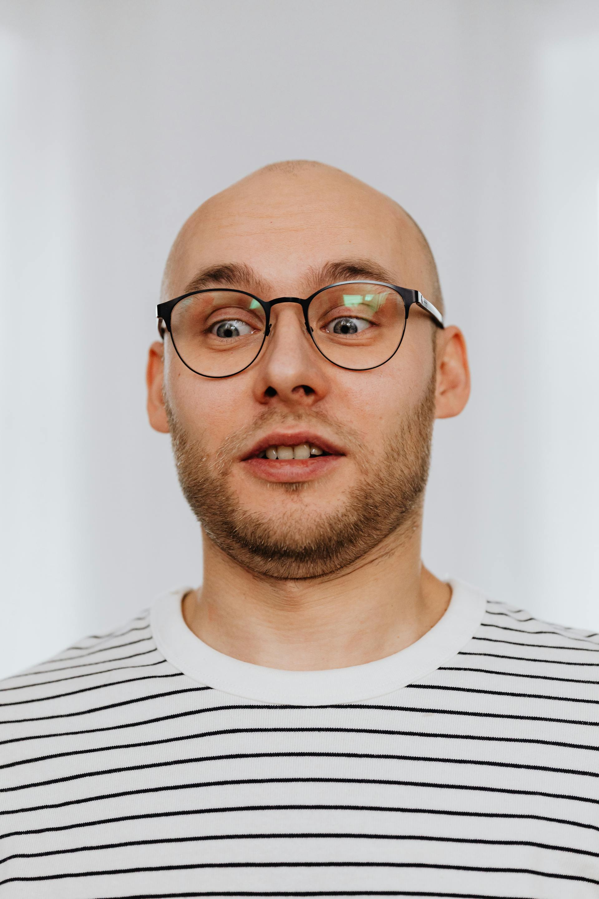 Un homme légèrement surpris | Source : Pexels