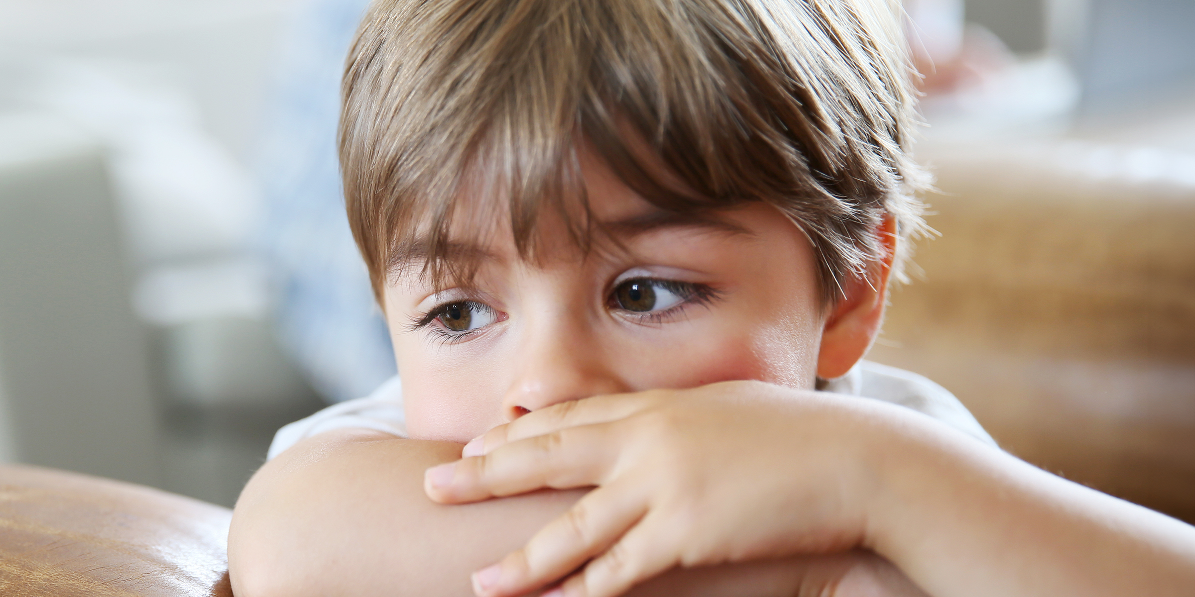 Un petit garçon aux bras croisés | Source : Shutterstock