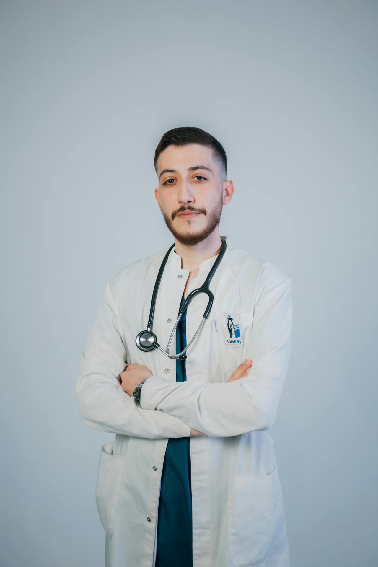 Un médecin à l'air sérieux | Source : Pexels