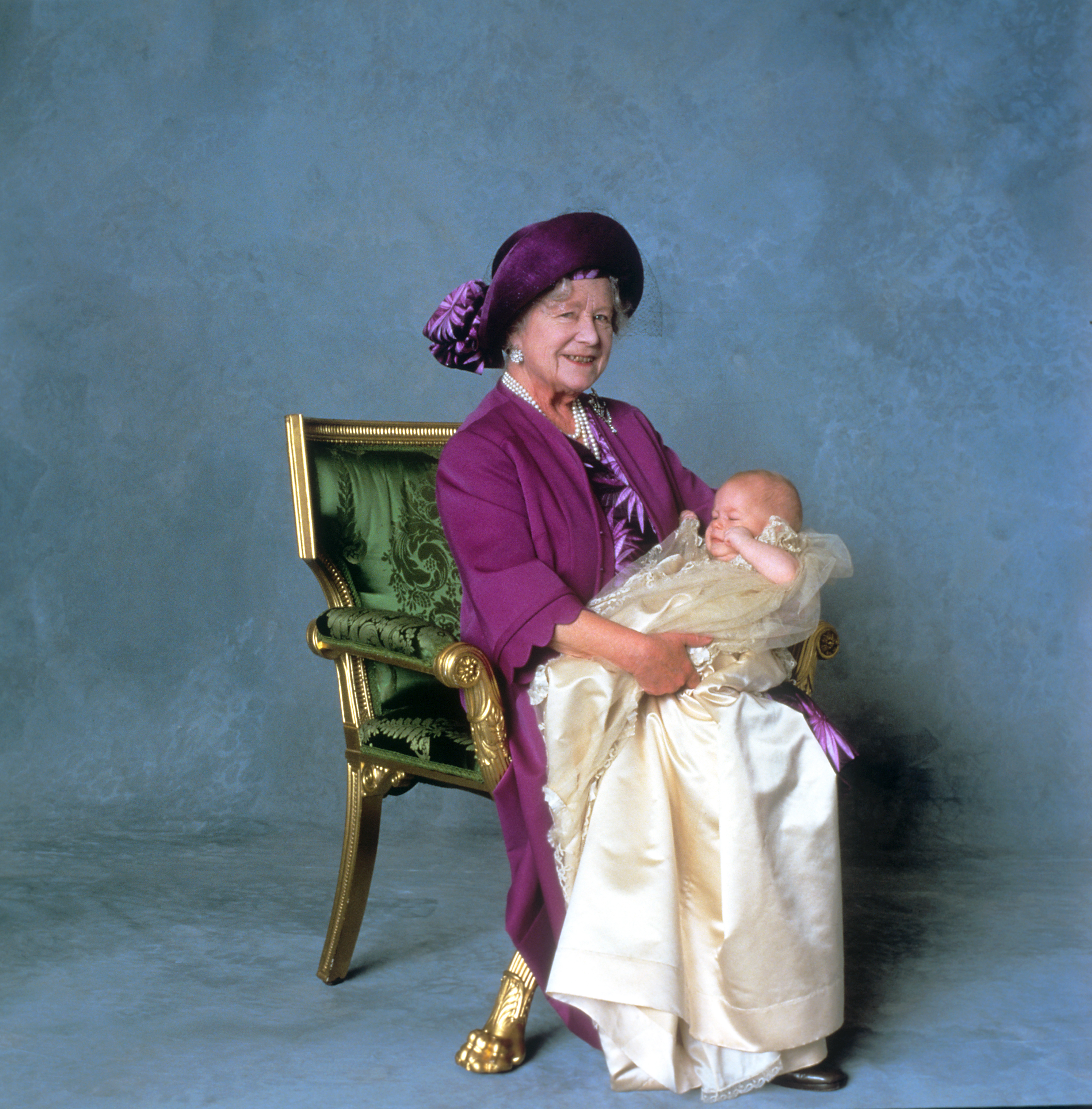 La Reine mère, Elizabeth Bowes-Lyon et le Prince Harry bébé posant pour une photo en 1984. | Source : Getty Images