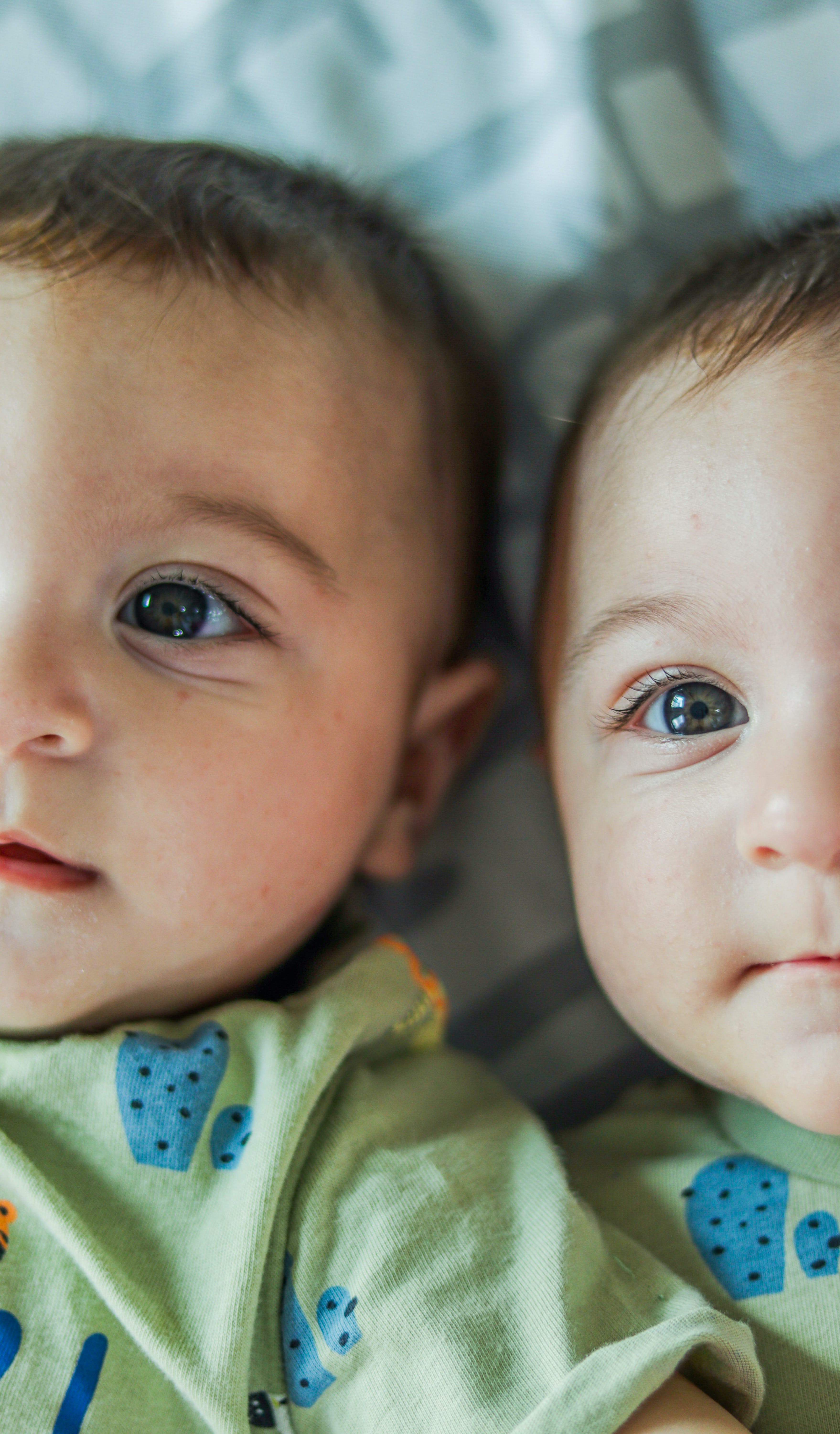 Un gros plan de deux bébés | Source : Pexels