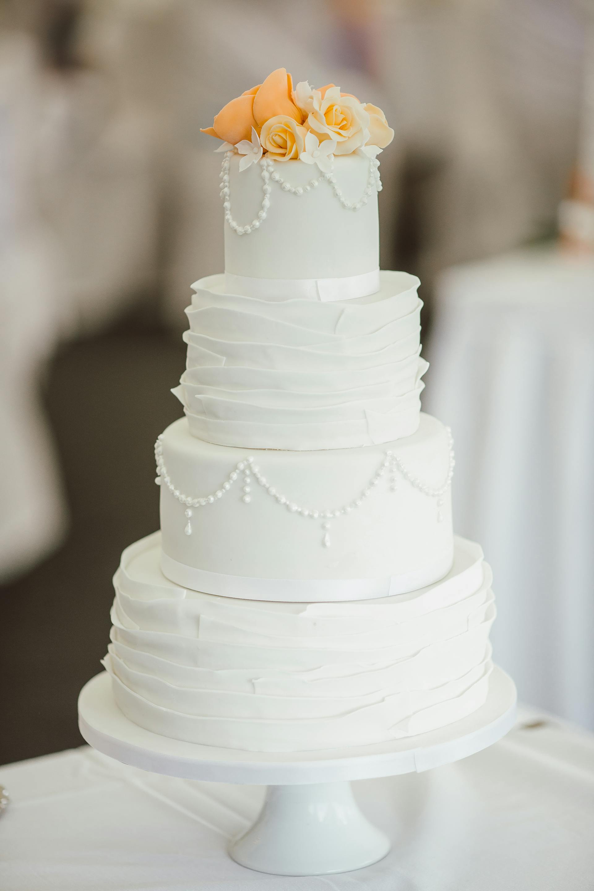 Un gâteau à quatre étages sur un support à gâteau | Source : Pexels