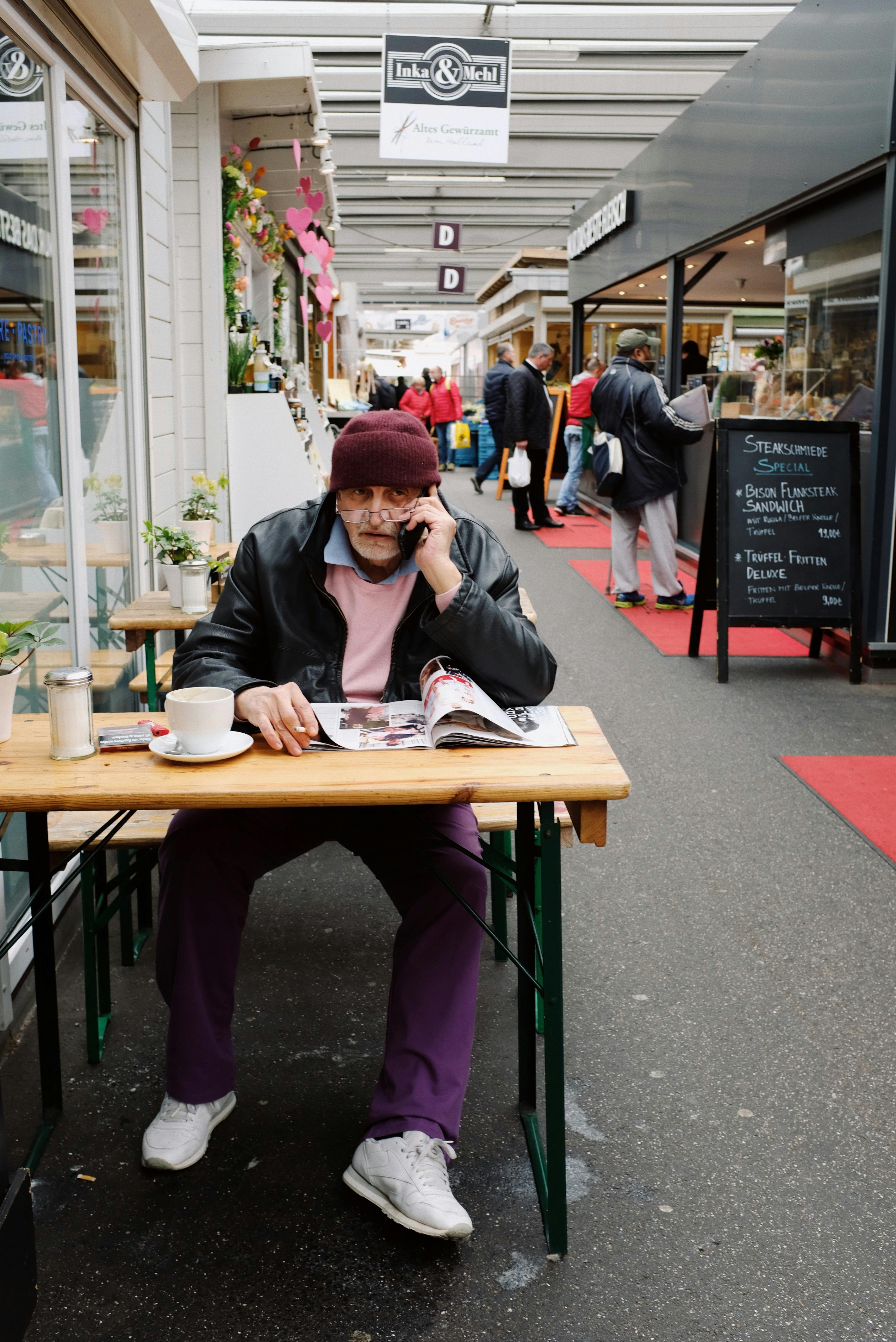 Un homme âgé qui parle au téléphone | Source : Pexels