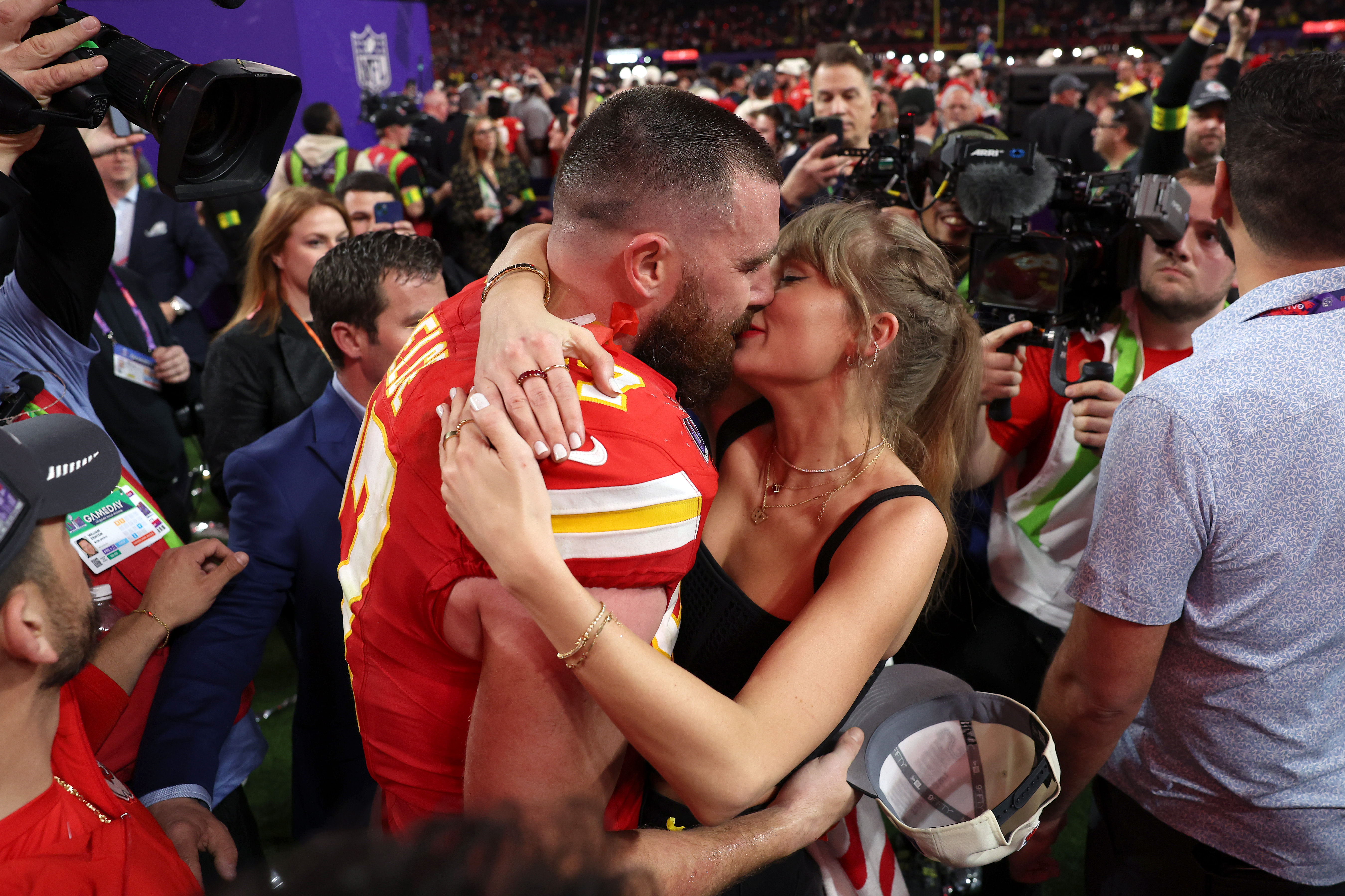 Travis Kelce embrasse Taylor Swift pendant le Super Bowl LVIII au stade Allegiant, le 11 février 2024, à Las Vegas, dans le Nevada. | Source : Getty Images