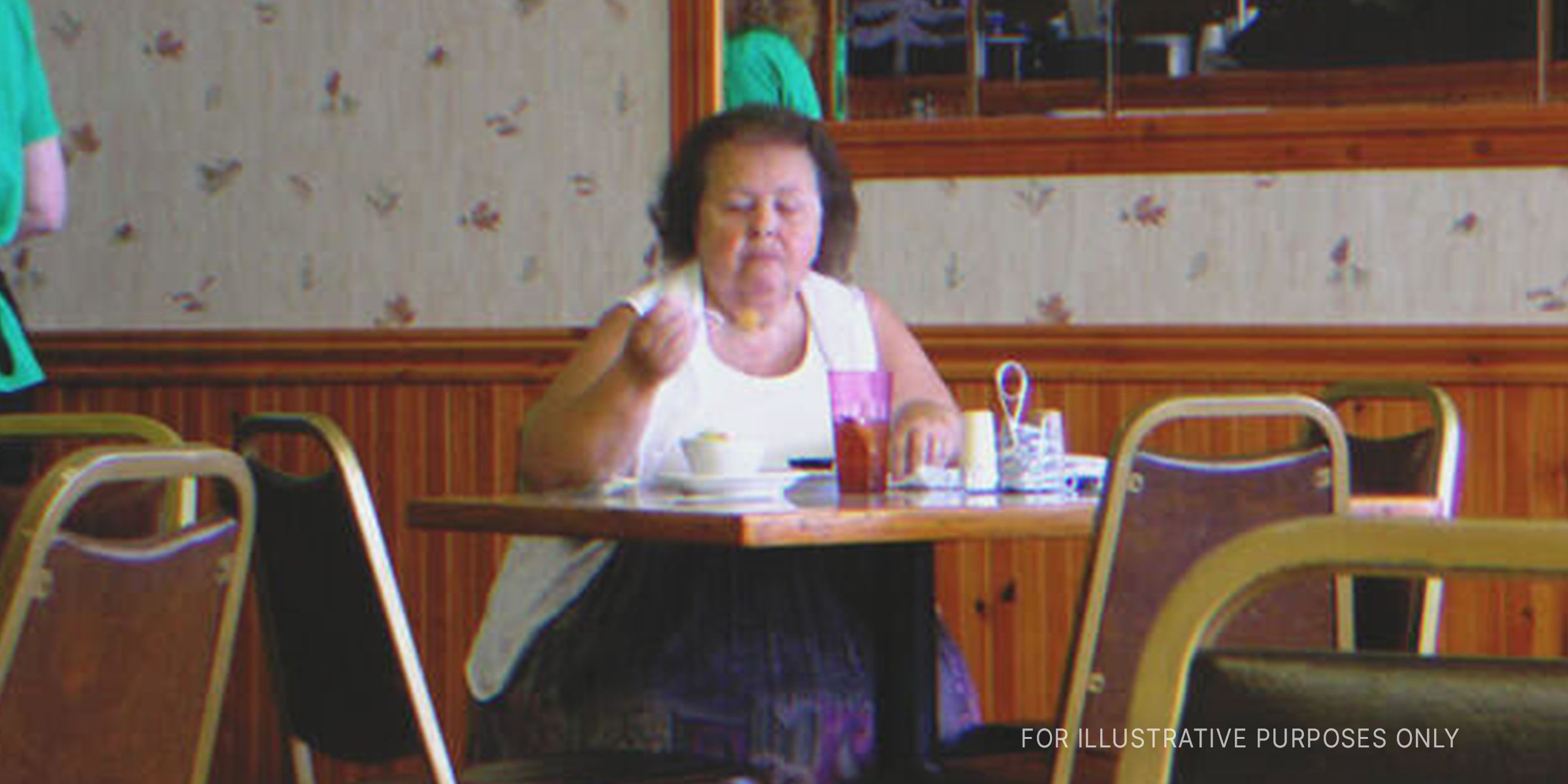 Femme mangeant dans un restaurant | Source: Flickr / joguldi (CC BY 2.0)