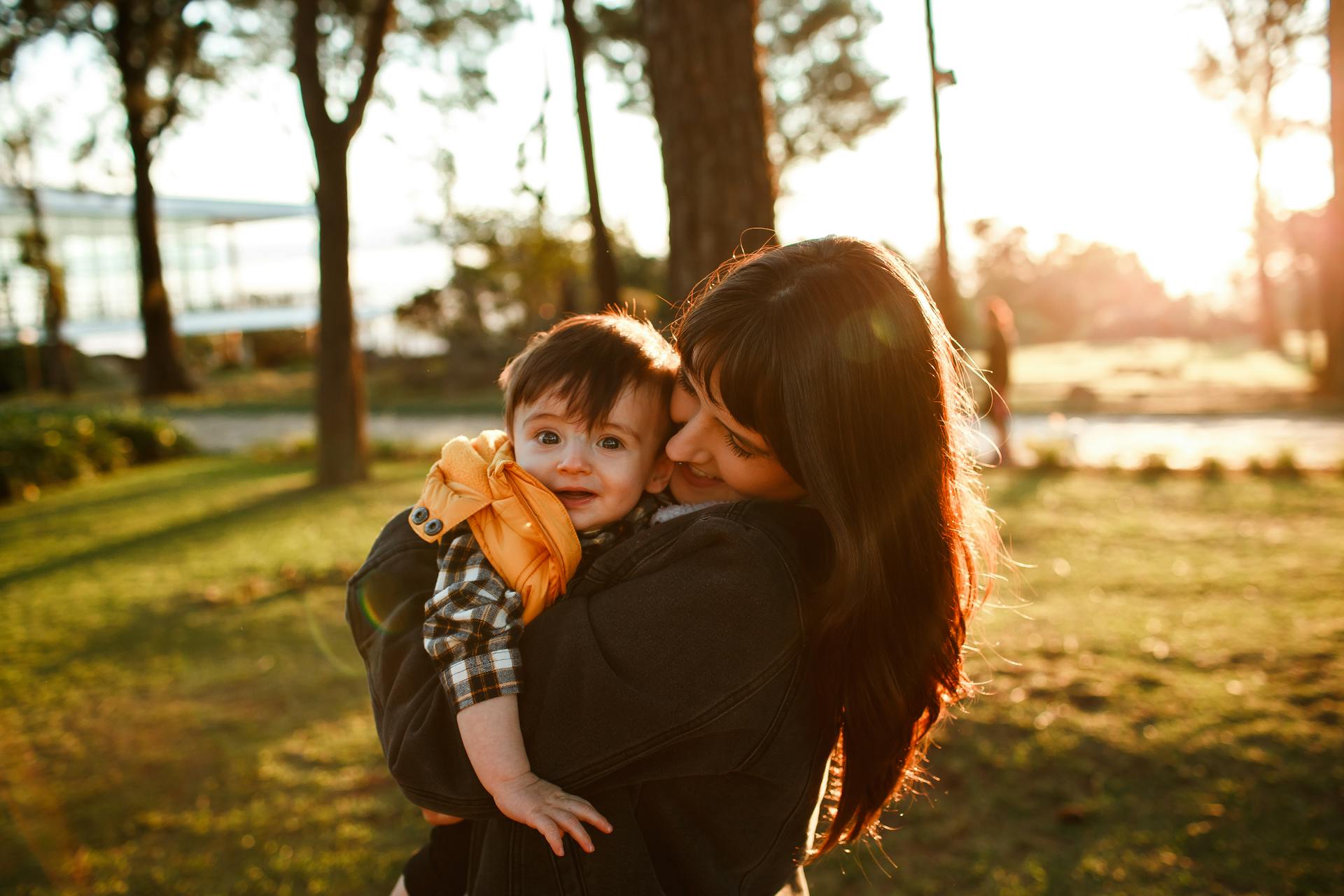 Une mère serrant son petit fils dans ses bras | Source : Pexels