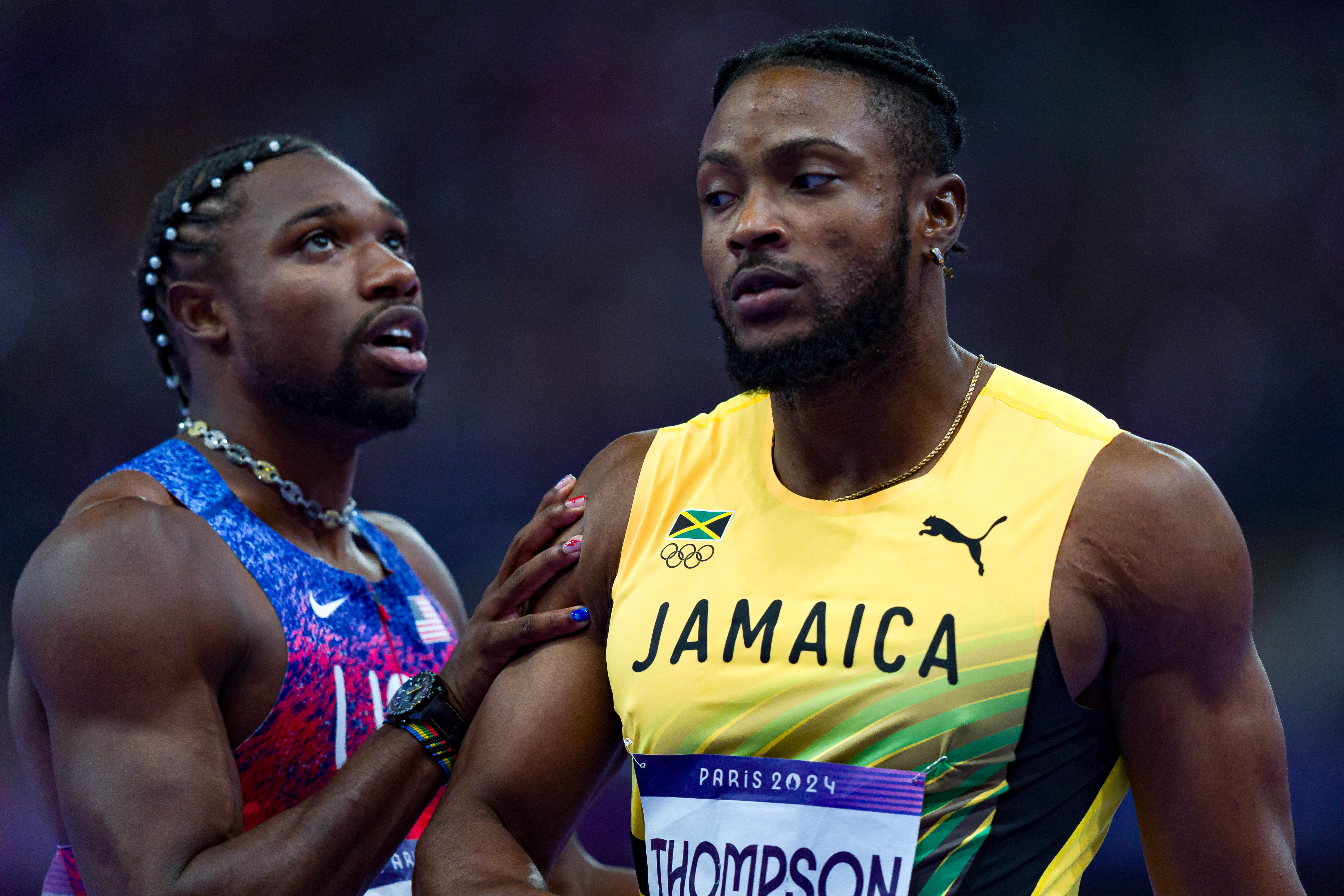 Noah Lyles et Kishane Thompson réagissent alors qu'ils attendent les résultats de la compétition lors de la finale du 100 m masculin de l'épreuve d'athlétisme des Jeux olympiques de Paris 2024 à Saint-Denis, Paris, le 4 août 2024. | Source : Getty Images