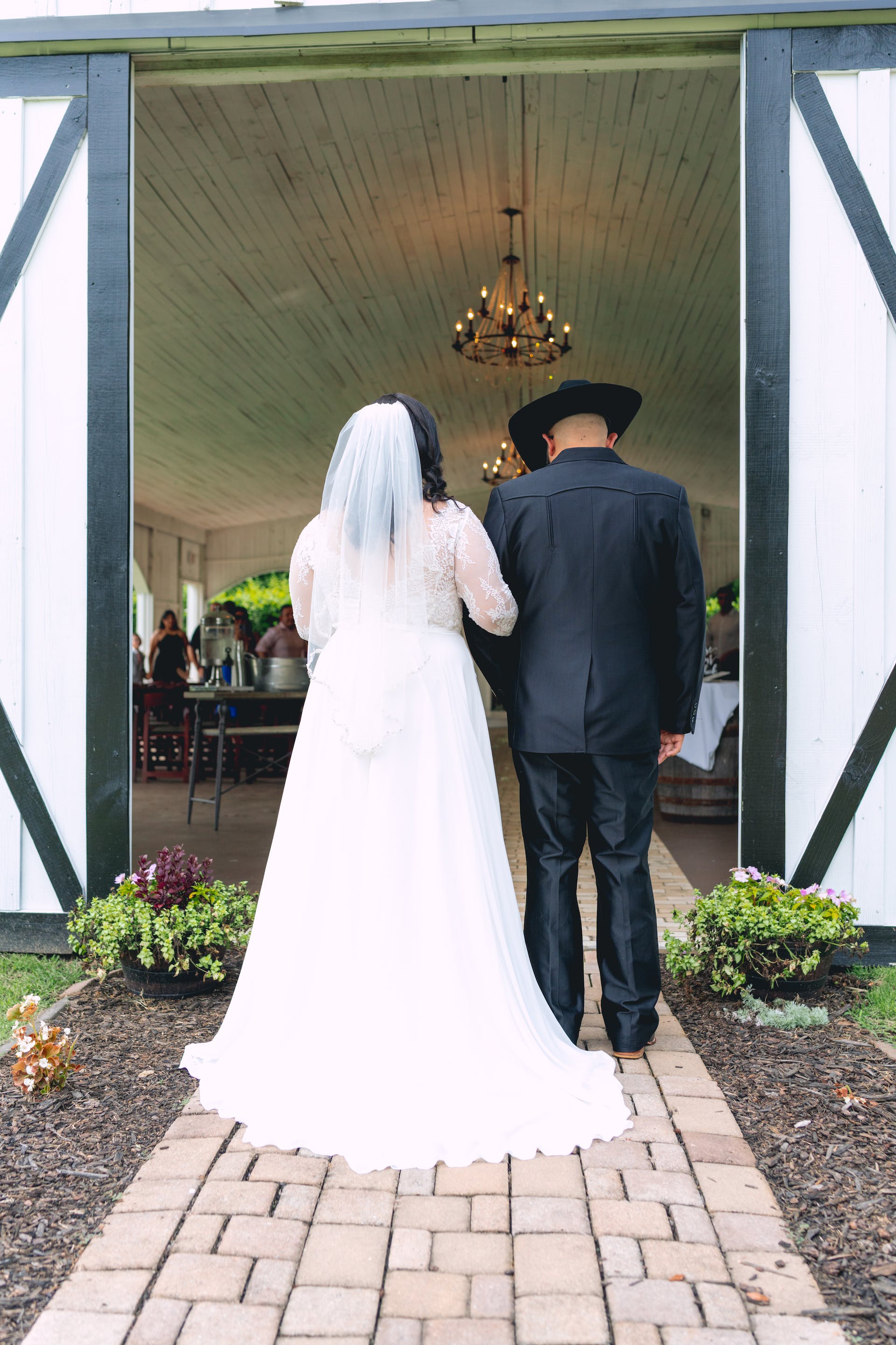 Una novia caminando hacia el altar con un hombre | Fuente: Pexels