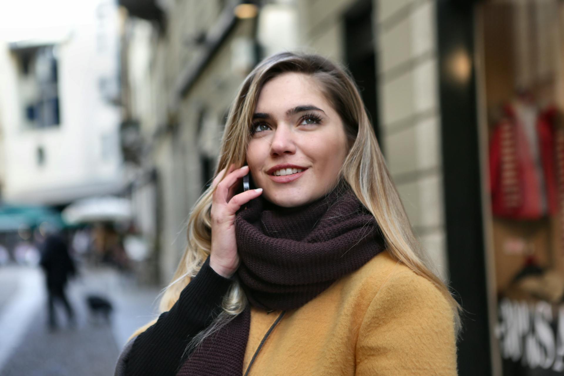 Une femme qui parle au téléphone | Source : Pexels