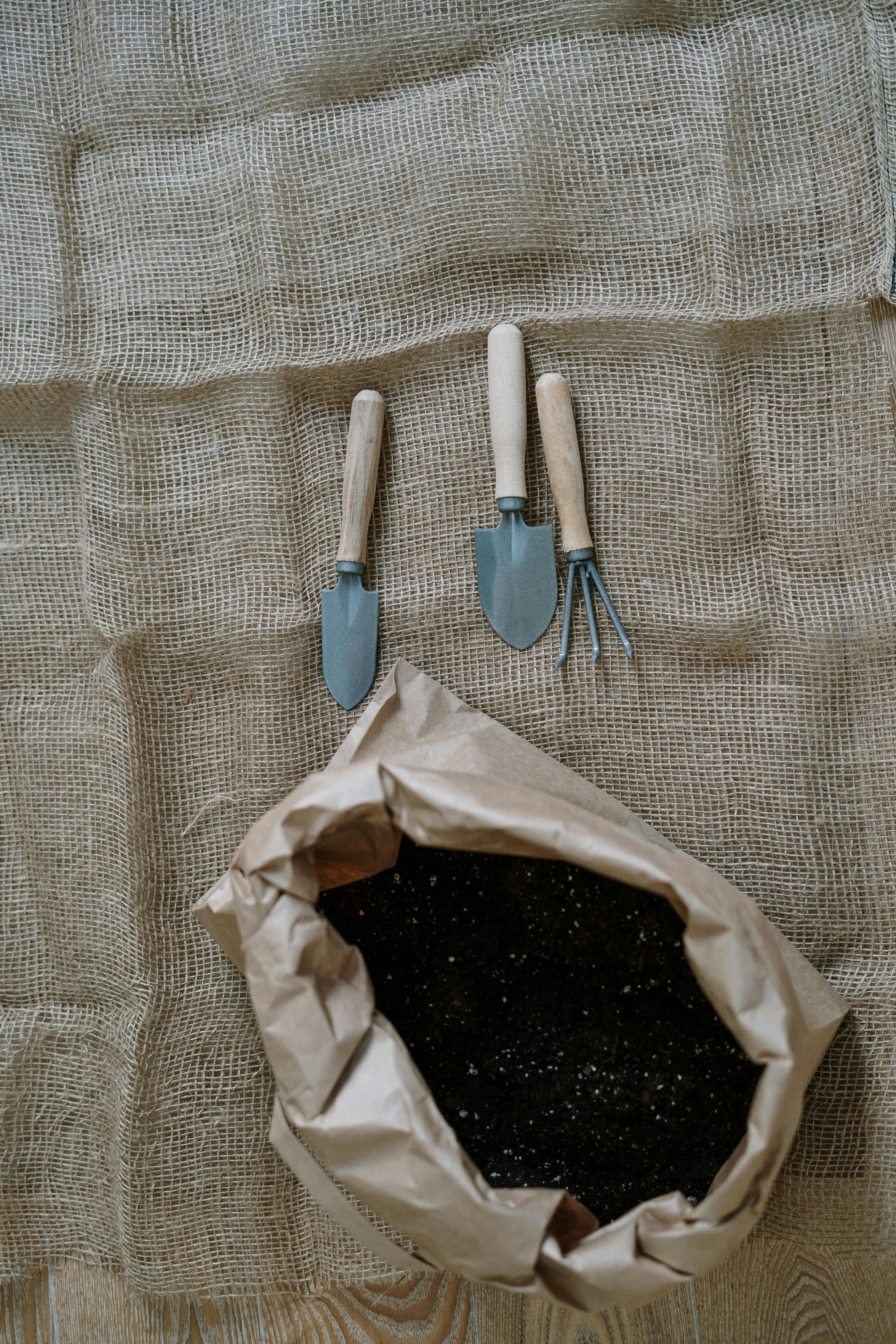 Terreau et outils de plantation sur du matériel | Source : Pexels