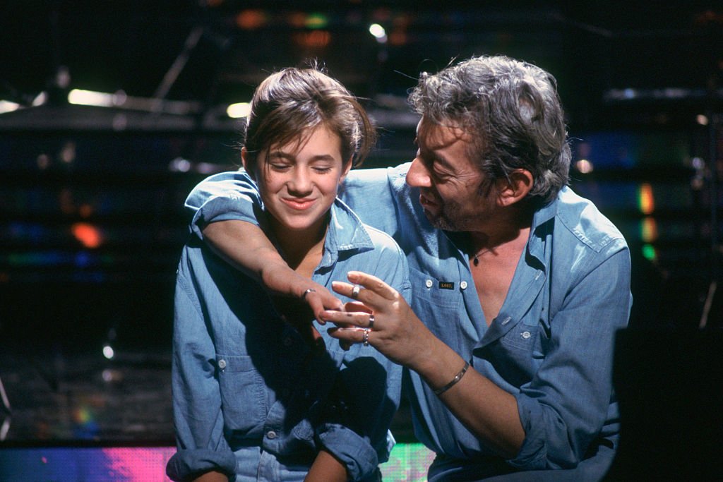 L'actrice française Charlotte Gainsbourg se produit sur le plateau d'une émission de télévision avec son père, le chanteur et compositeur Serge Gainsbourg. | Photo : Getty Images