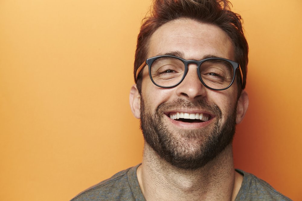 Un homme sourian. | Photo : Shutterstock