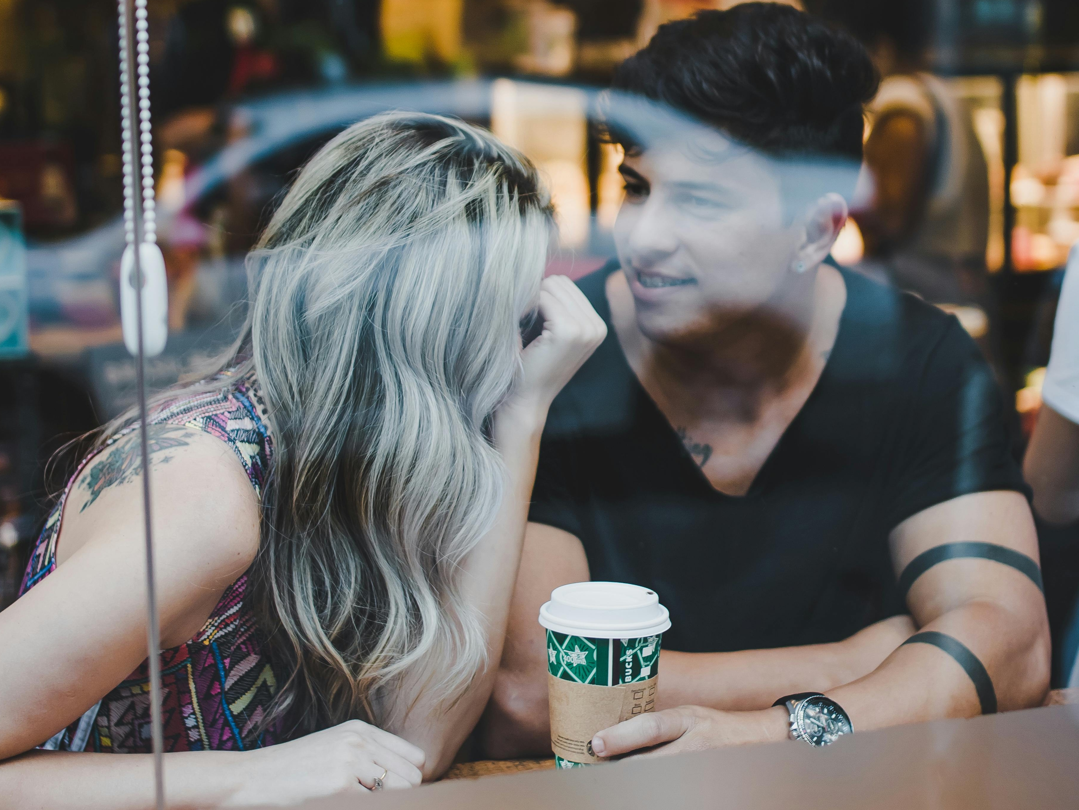 Une conversation entre un homme et une femme dans un café | Source : Pexels