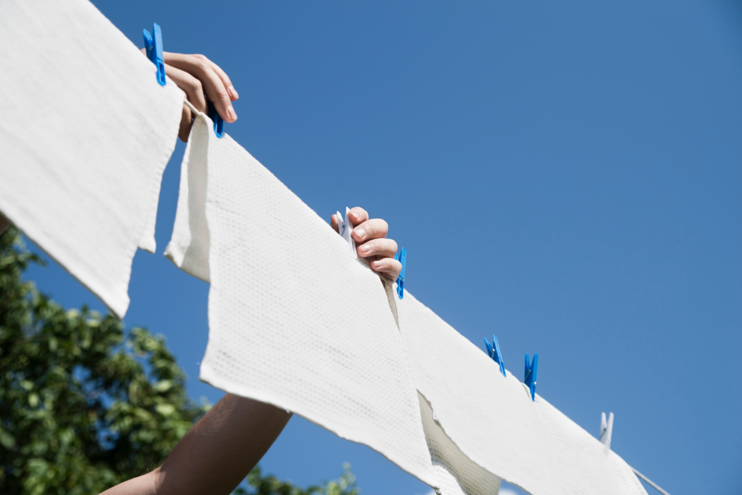 Une femme accroche du linge à une corde à linge | Source : Freepik