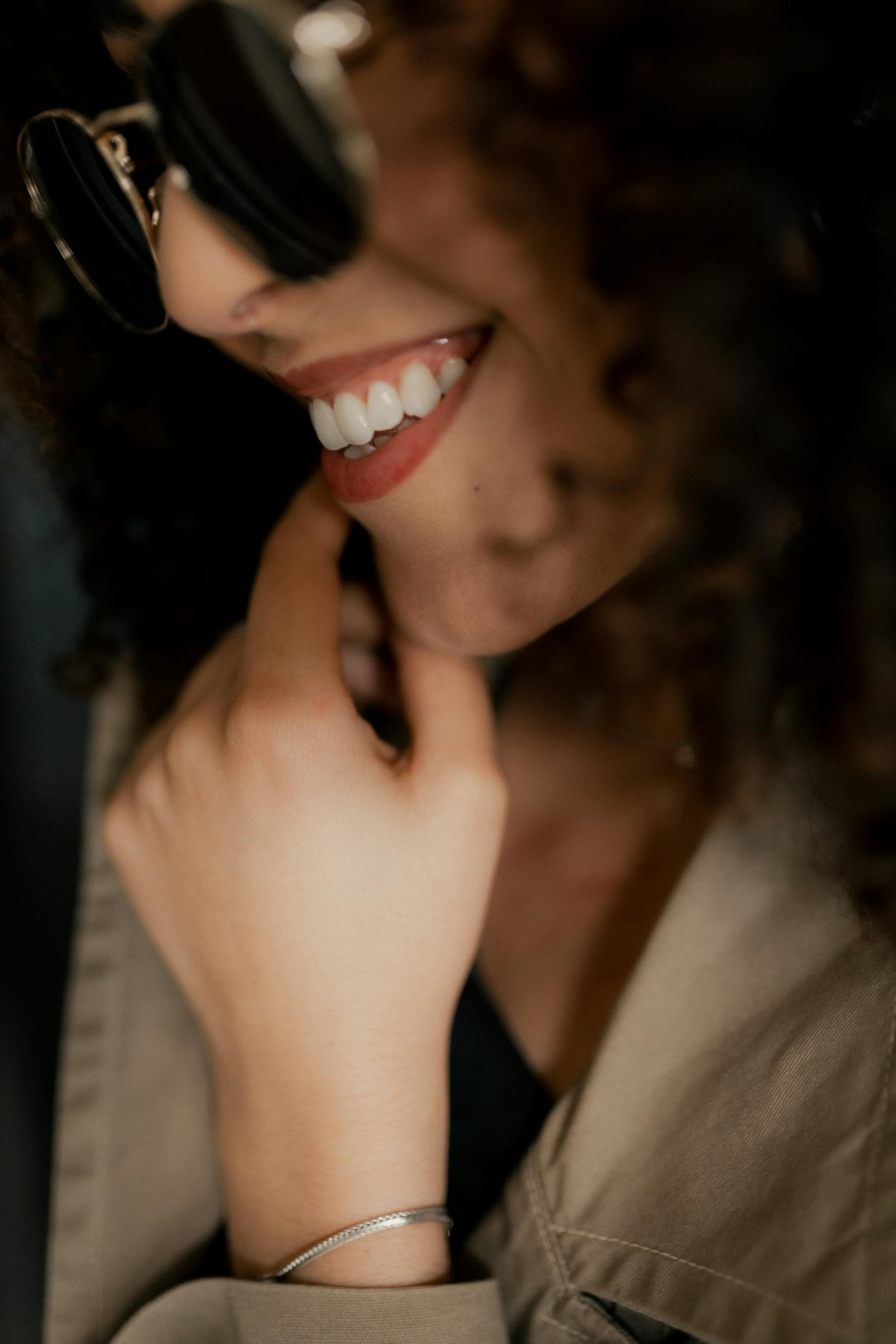 Une femme au sourire satisfait | Source : Pexels