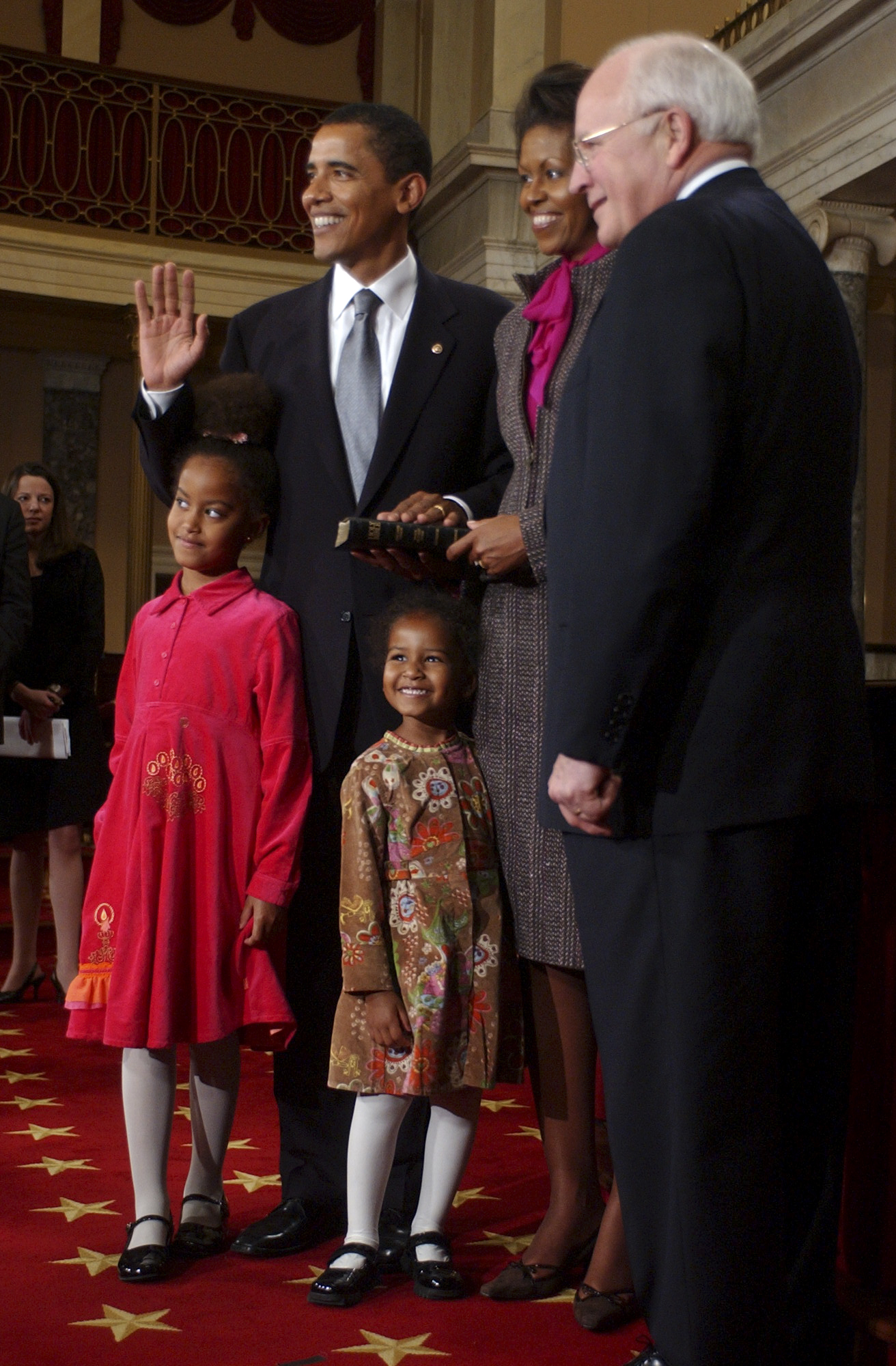 Barack Obama prête serment sous le regard de Michelle, Malia et Sasha Obama et de Dick Cheney, aux États-Unis, le 4 janvier 2005. | Source : Getty Images