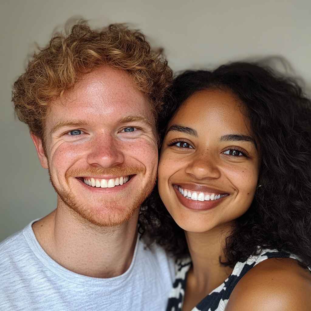 Un jeune couple souriant | Source : Midjourney