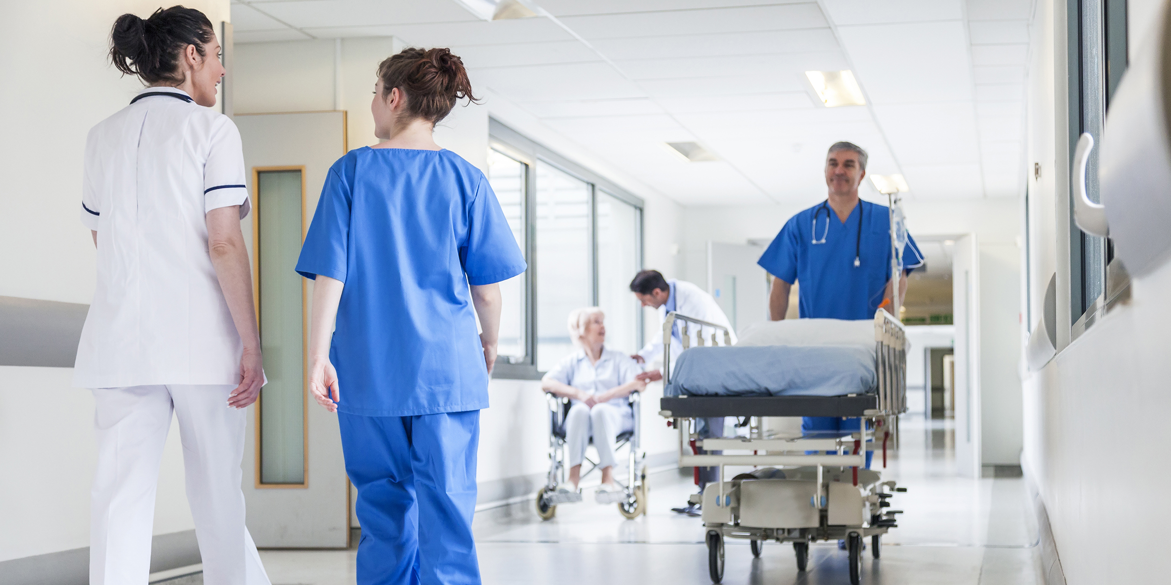 Des médecins dans un hôpital | Source : Shutterstock