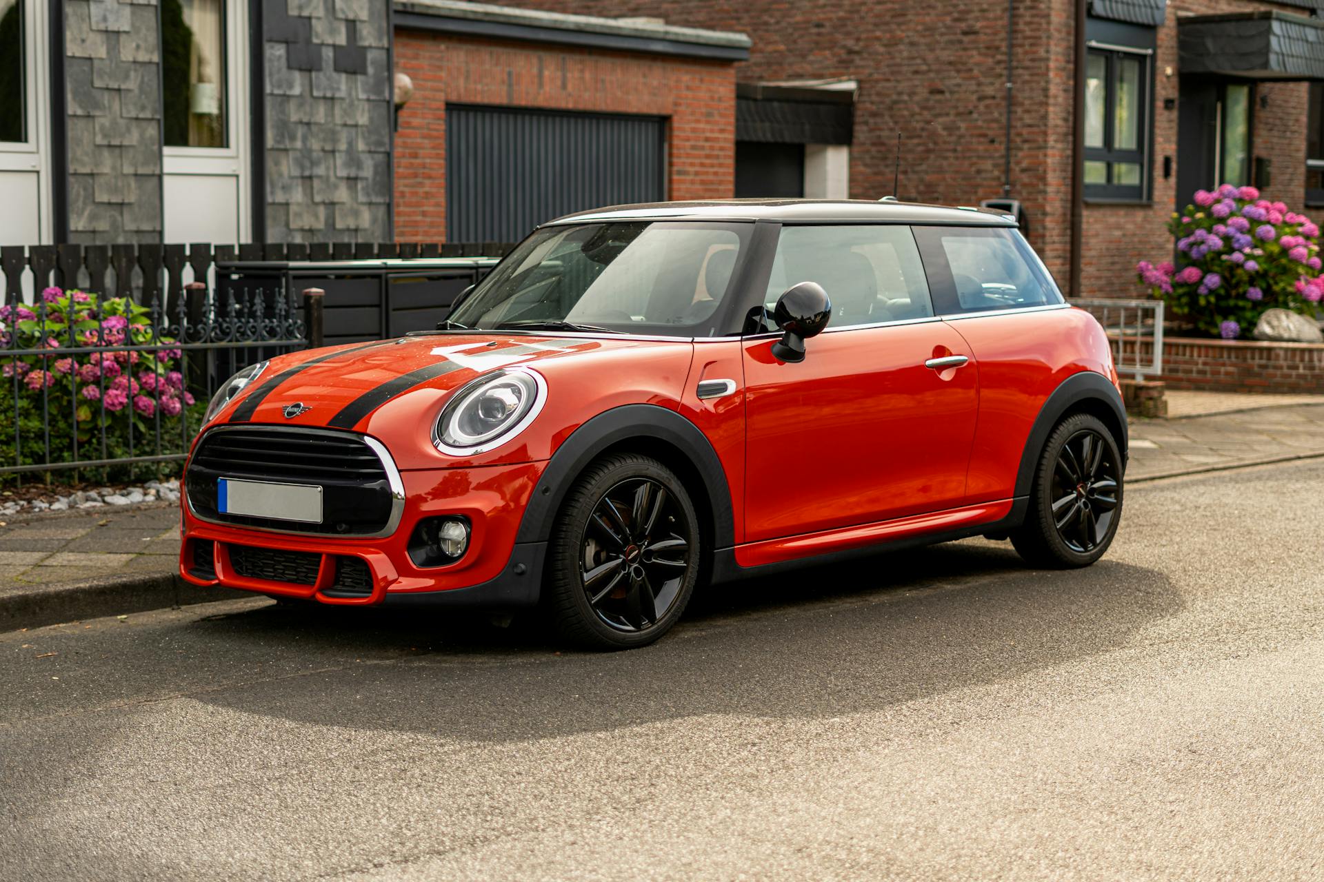 Une Mini Cooper rouge garée devant une maison | Source : Pexels