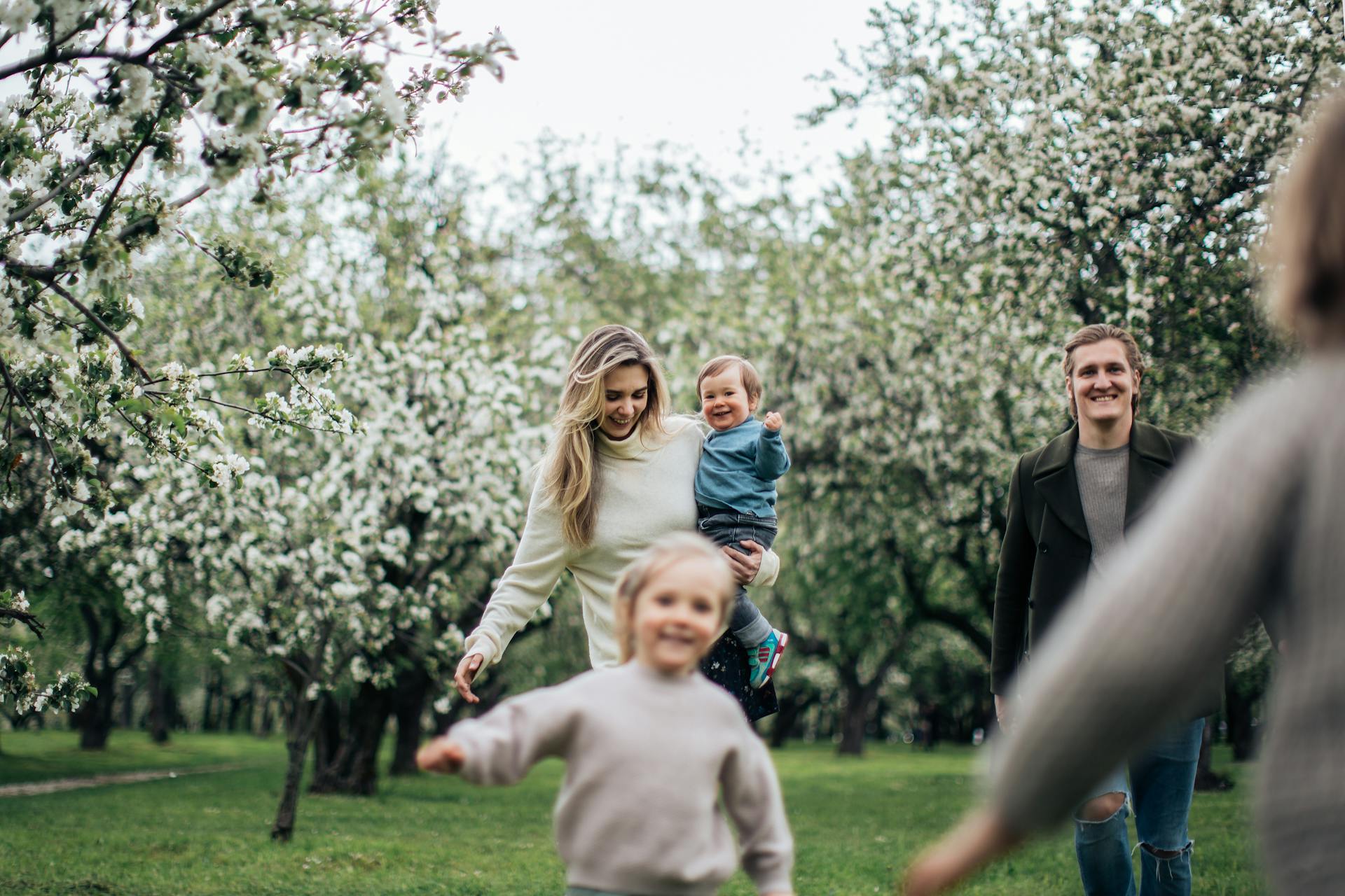 Une famille heureuse dans un parc | Source : Pexels