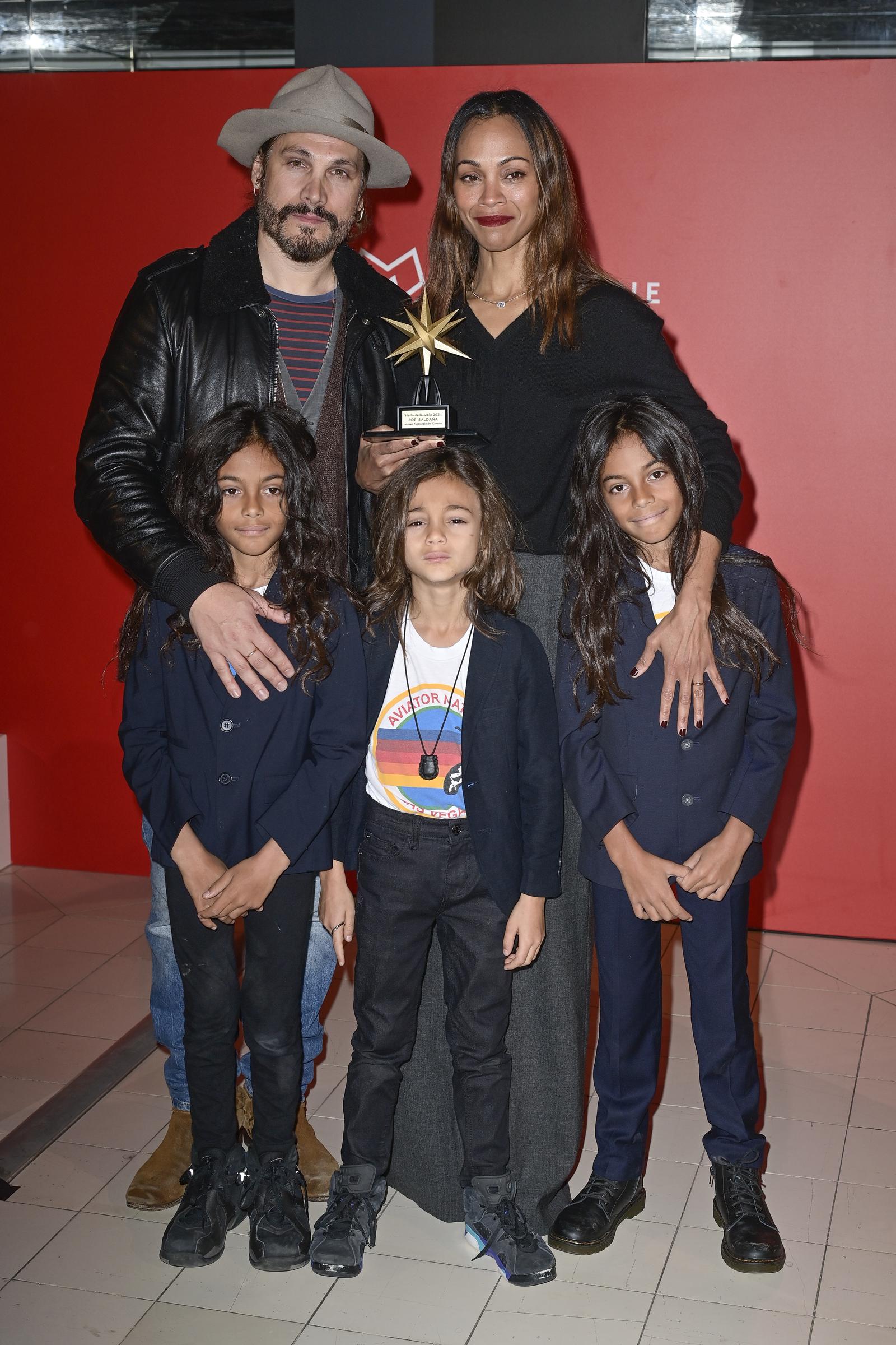 Marco Perego et Zoe Saldaña avec leurs fils Cy, Bowie et Zen Perego-Saldaña au photocall de la première d'"Emilia Perez". | Source : Getty Images