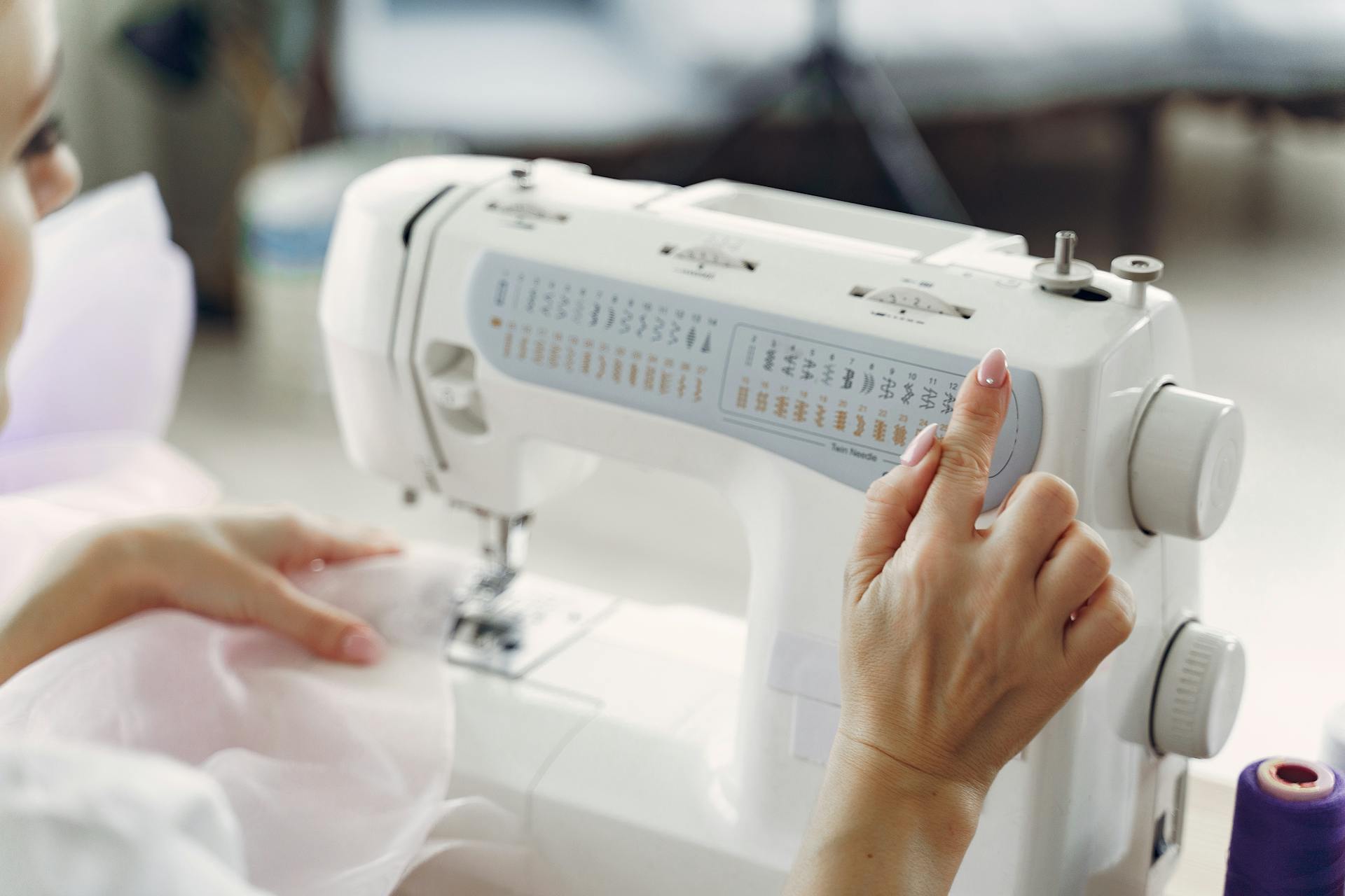 Une femme utilisant une machine à coudre | Source : Pexels