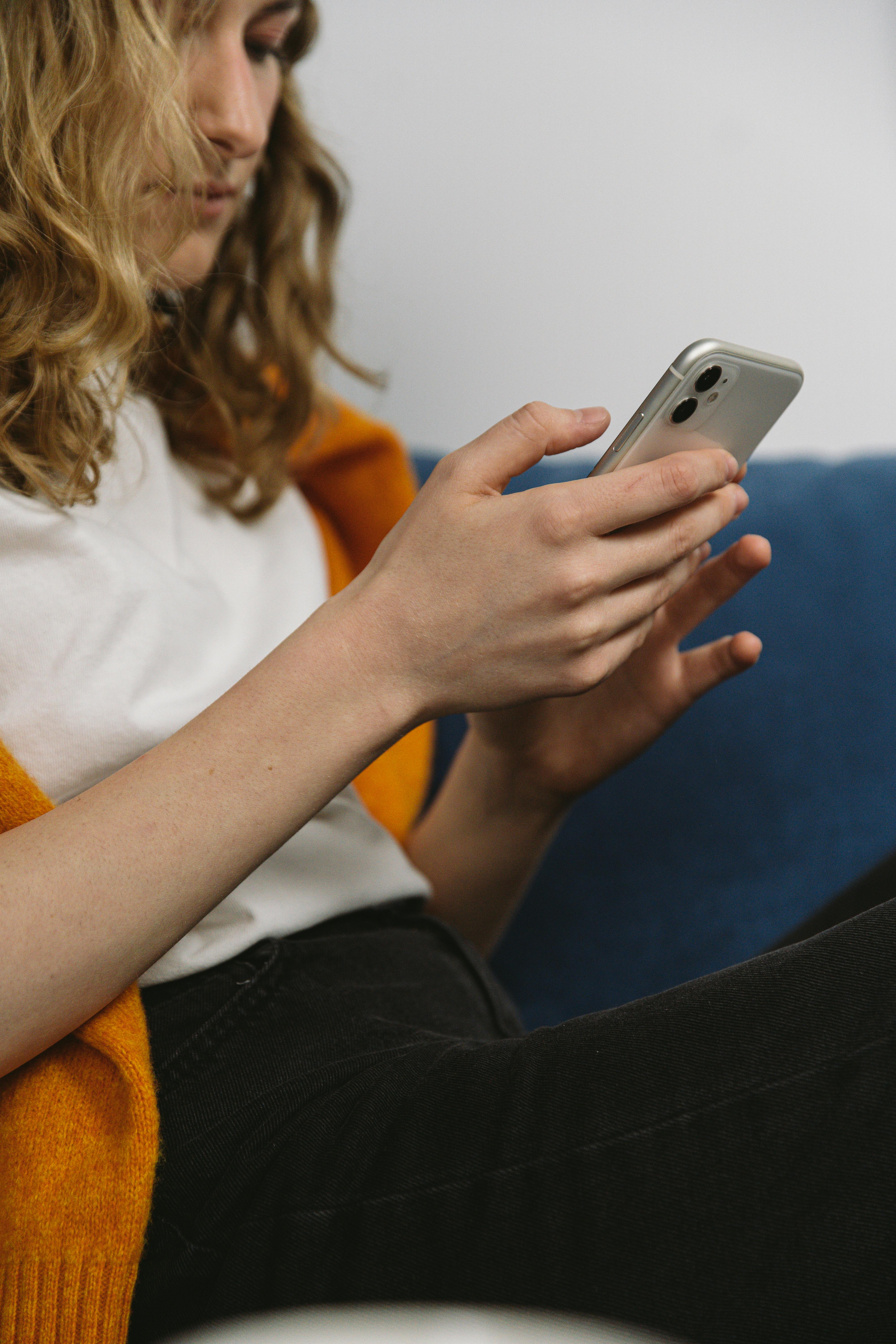 Une femme tenant un téléphone dans ses mains | Source : Pexels