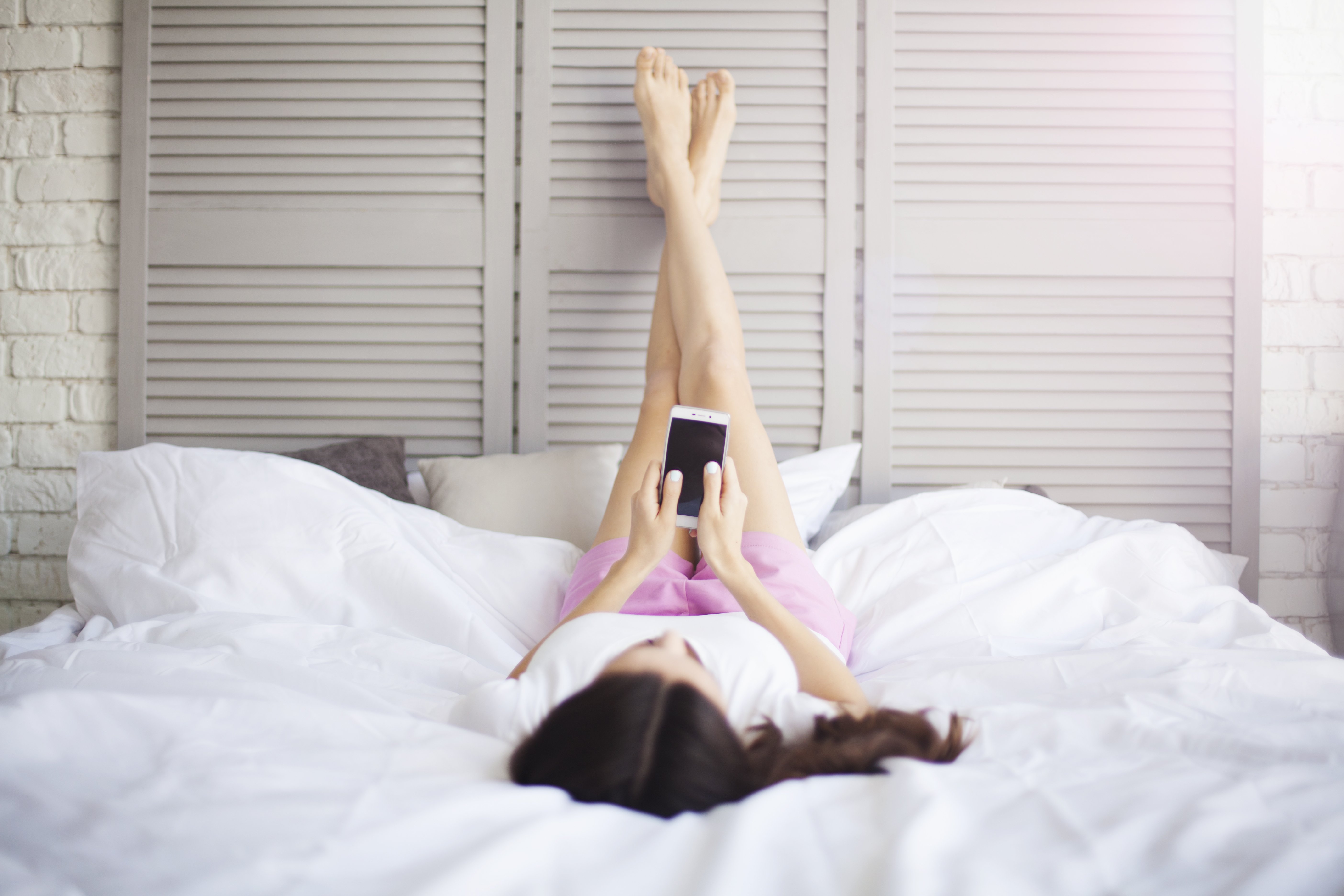 Une femme avec les jambes en l'air | Photo : Shutterstock