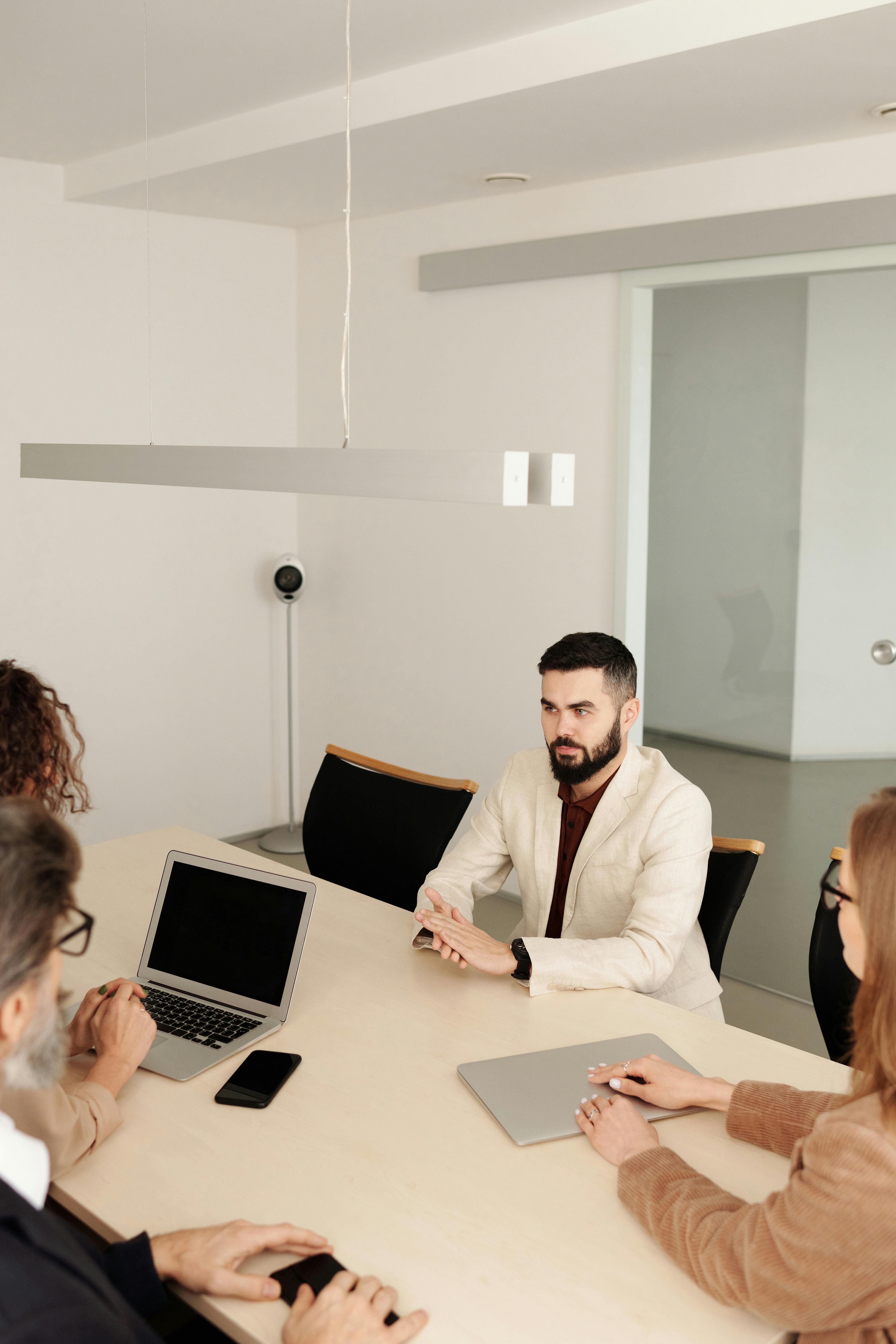 Un homme sérieux lors d'un entretien | Source : Pexels