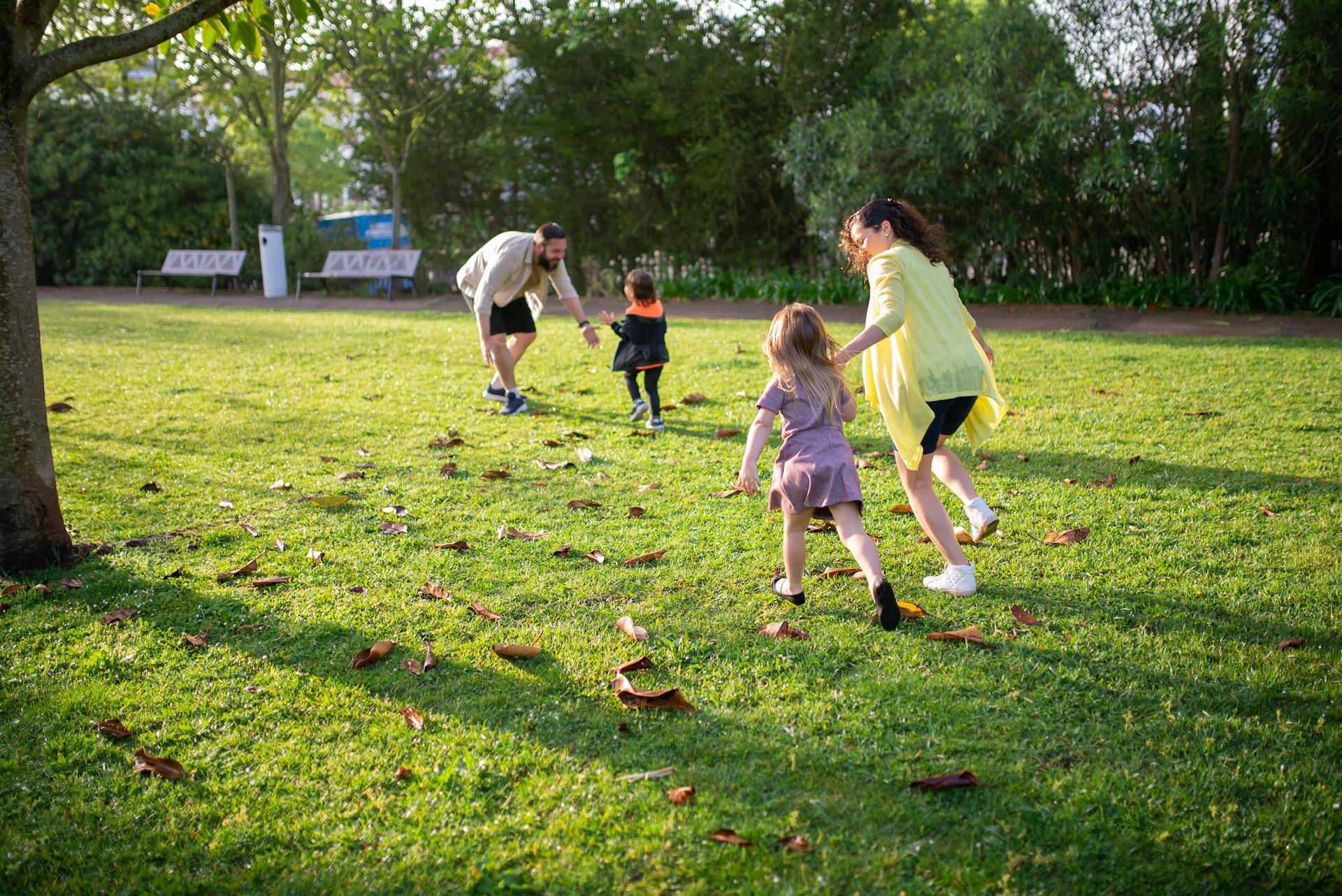 Des enfants jouent dans le parc avec leurs parents | Source : Pexels