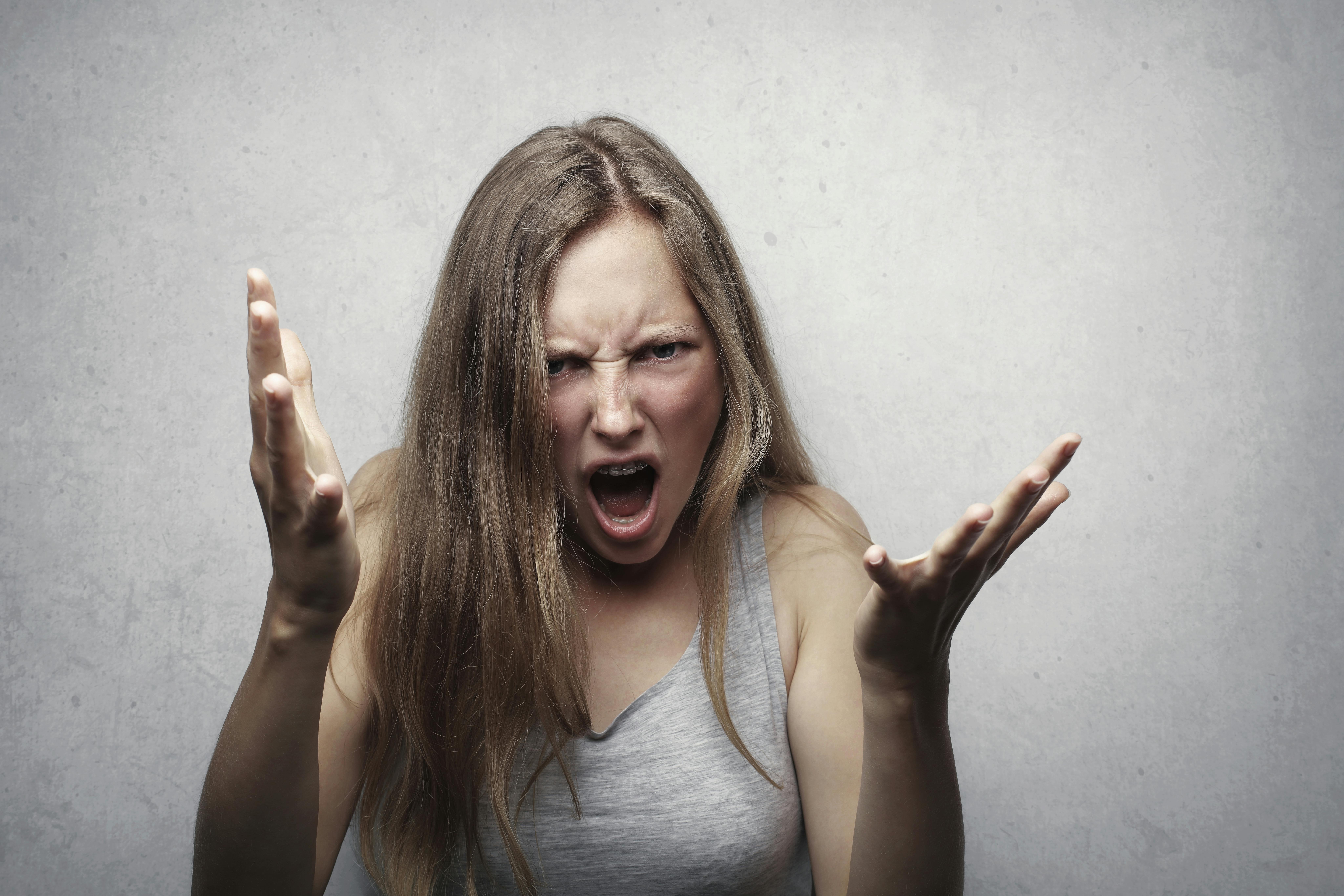 Une femme en colère vêtue d'un débardeur gris | Source : Pexels