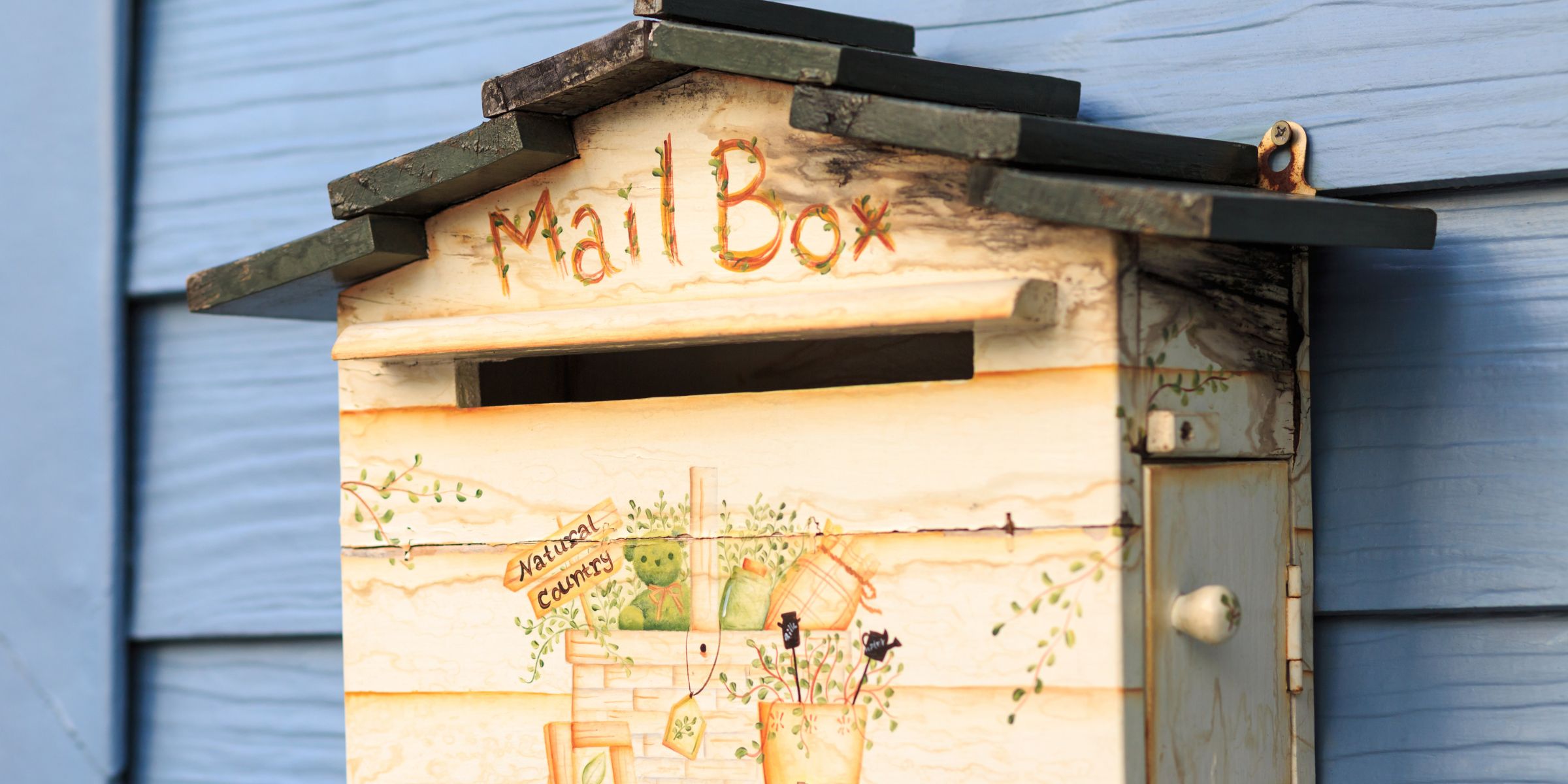 Une boîte aux lettres faite main | Source : Shutterstock