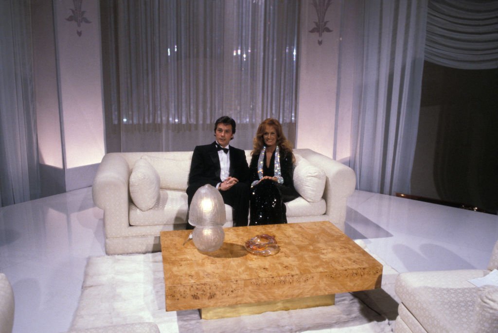 Alain Delon et Dalida lors d'une émission de télévision en 1983 à Paris, France. | Photo : Getty Images