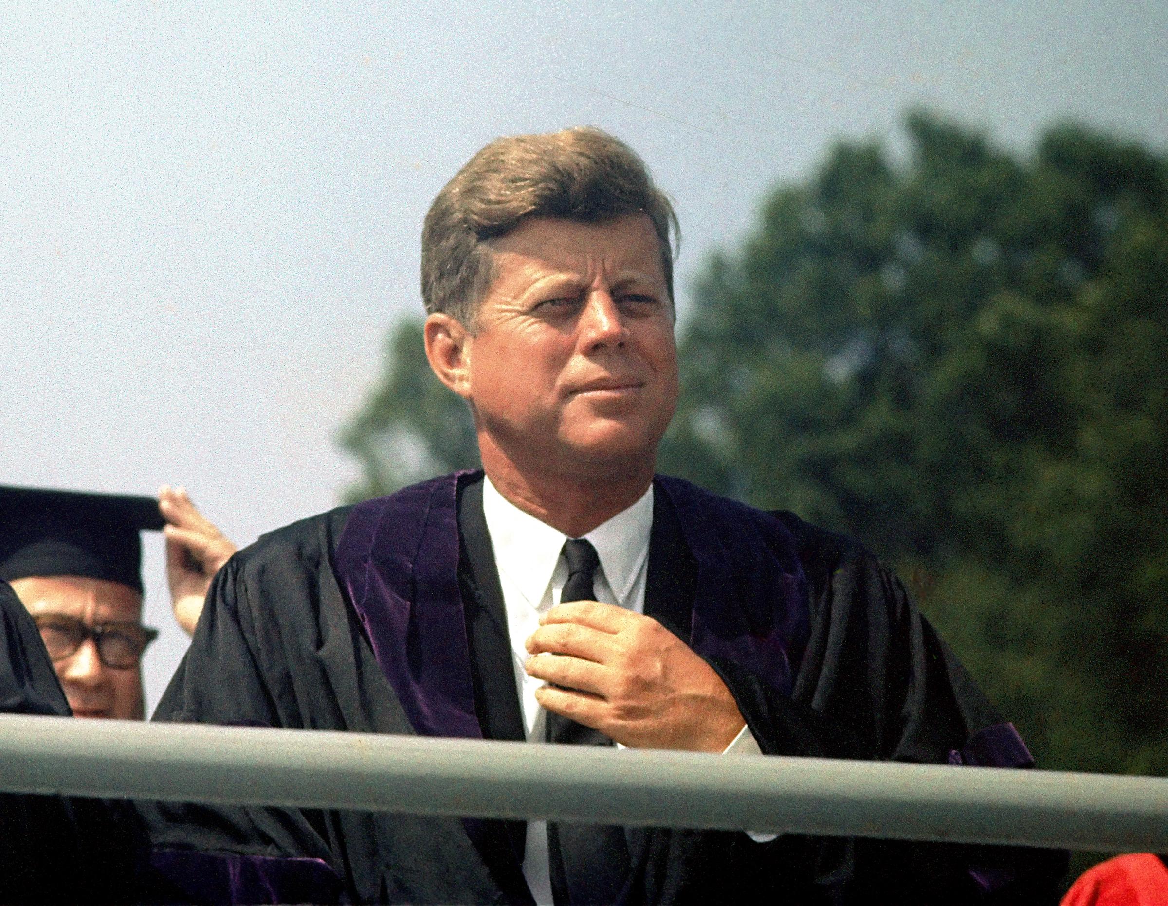 Le président américain John F. Kennedy lors de la cérémonie de remise des diplômes de l'American University, le 10 juin 1963, à Washington D.C. | Source : Getty Images