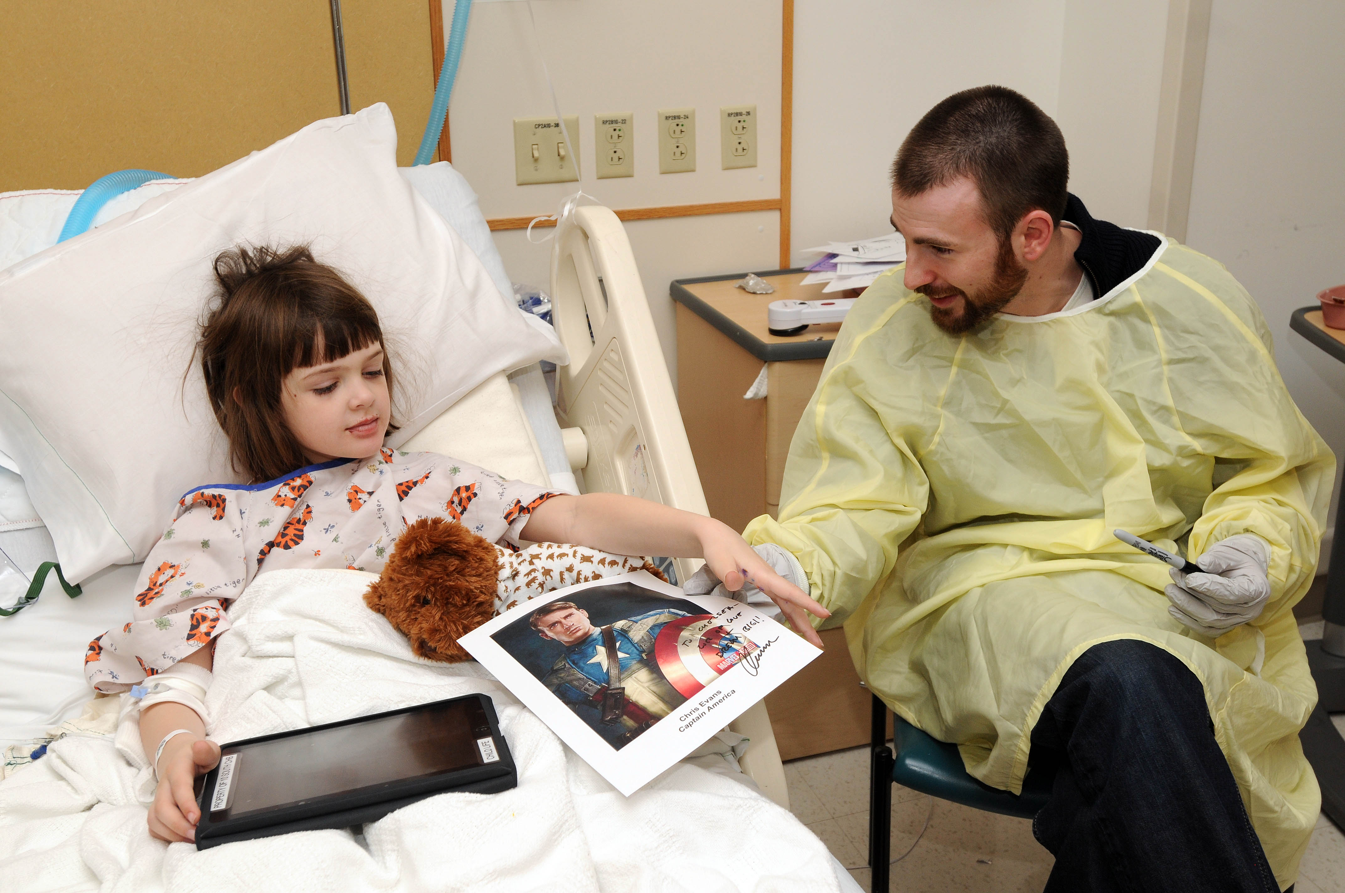 Chris Evans rendant visite à un jeune patient à l'hôpital pour enfants de Boston le 29 décembre 2011 à Boston, Massachusetts | Source : Getty Images