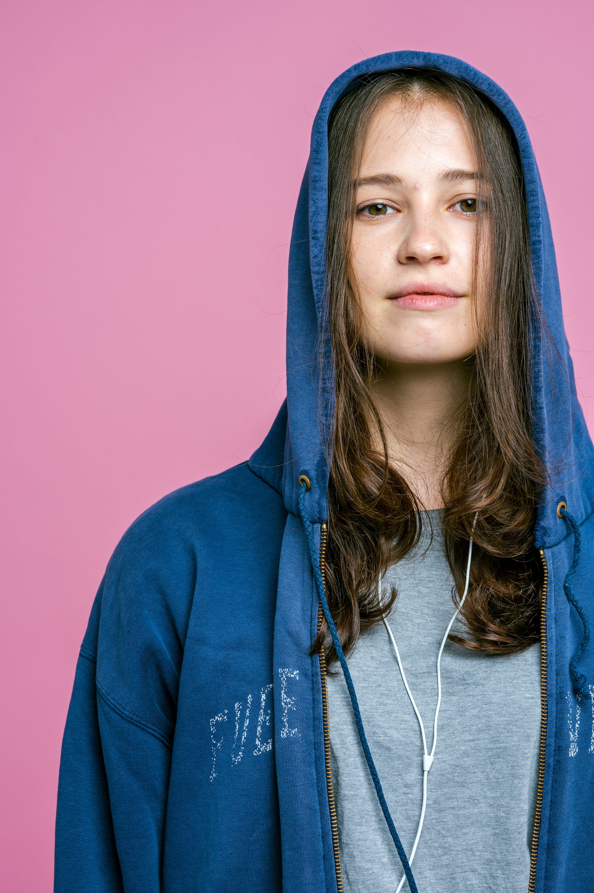 Jeune femme portant un sweat à capuche surdimensionné | Source : Pexels