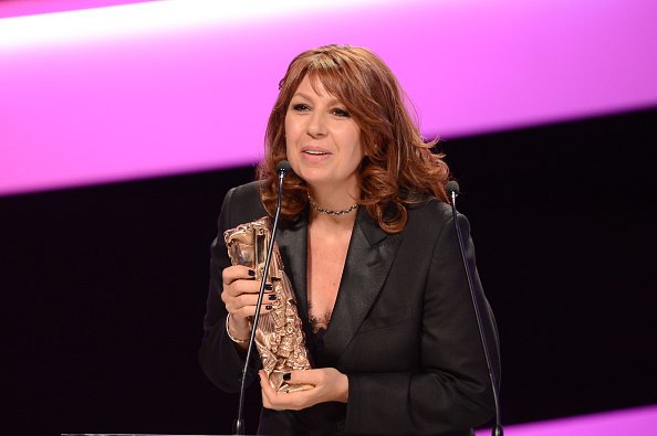 Valérie Benguigui reçoit le César de la meilleure actrice de soutien pour "Le Prénom" en 2013.|Photo : Getty Images.