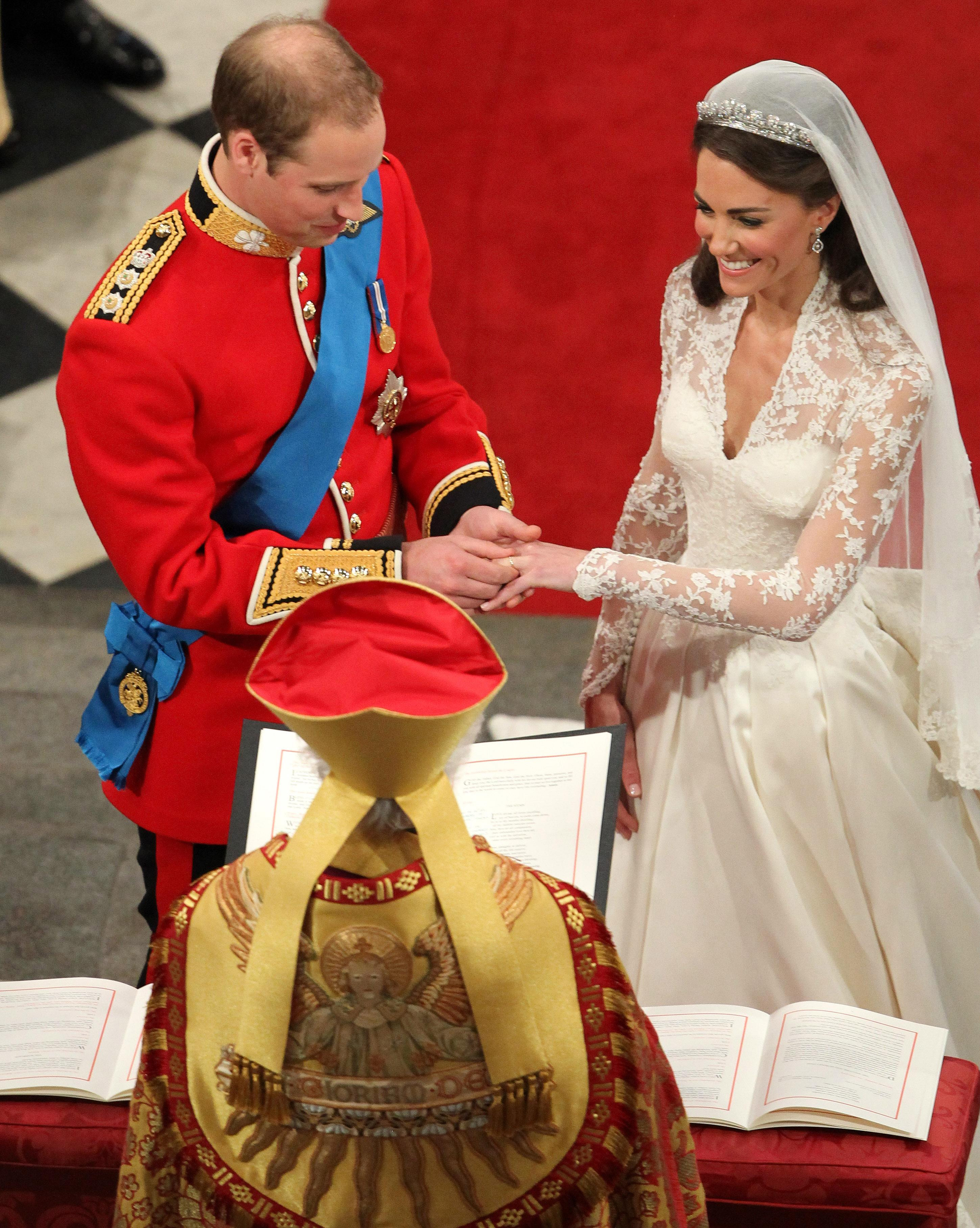 Le prince William donne à Catherine Middleton son alliance lors de leur cérémonie de mariage à l'abbaye de Westminster, à Londres, en Angleterre, le 29 avril 2011 | Source : Getty Images