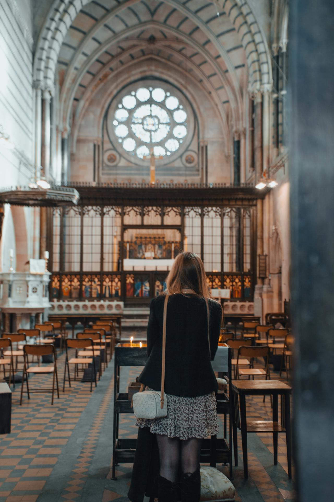 Une femme à l'église | Source : Pexels