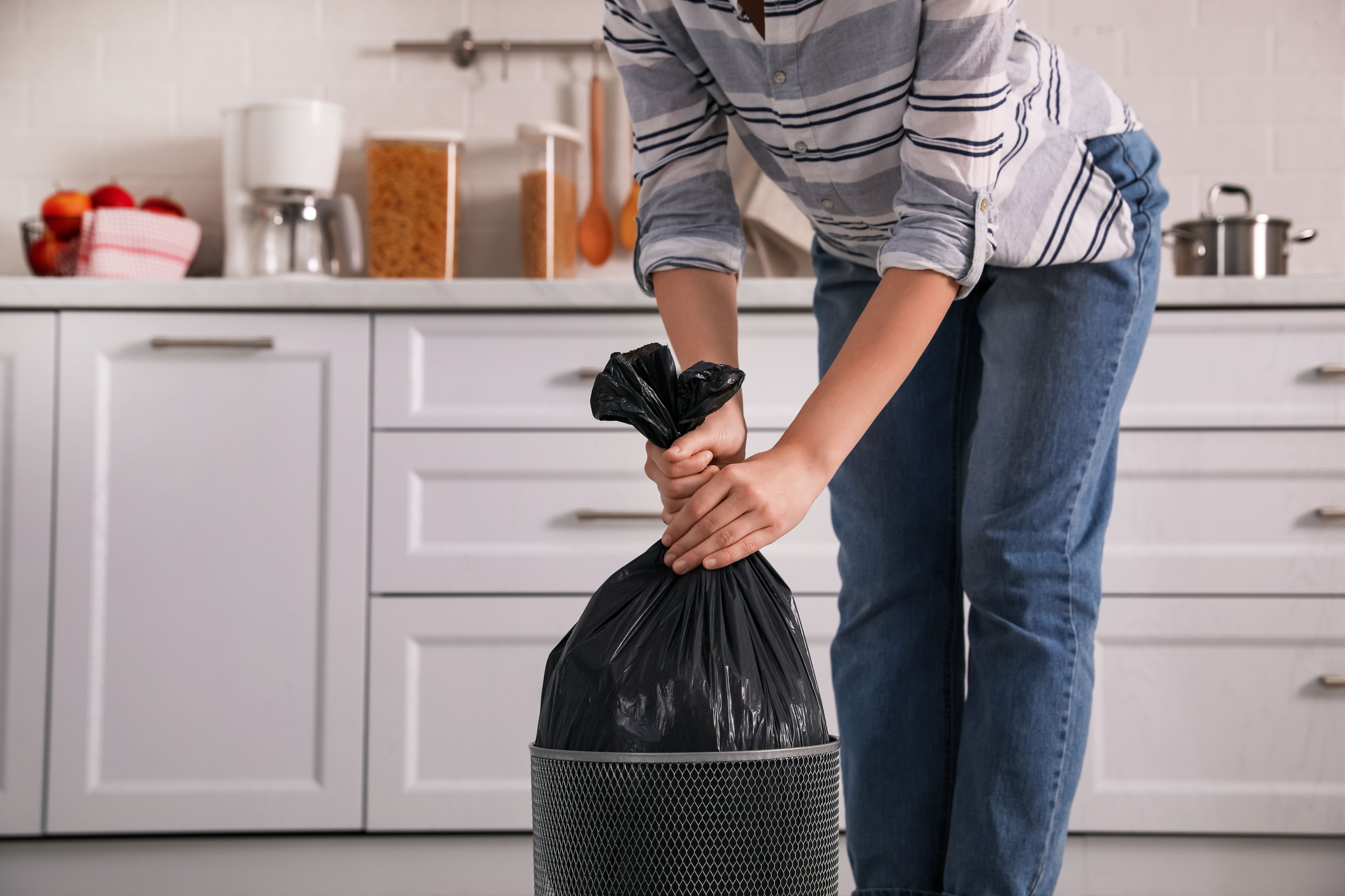Femme emballant la poubelle | Shutterstock