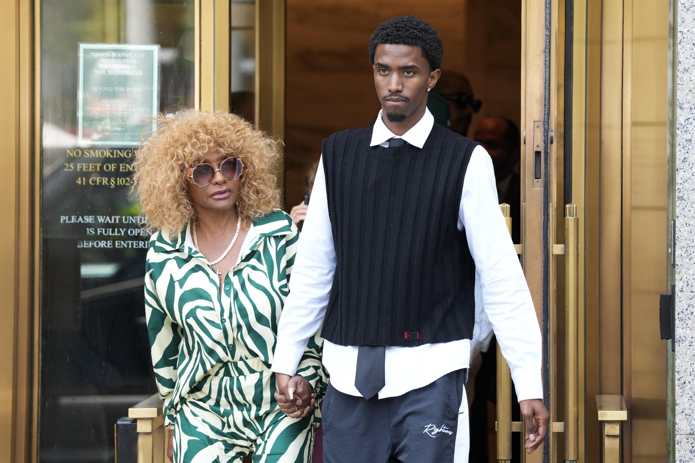 Janice et Christian Combs quittent le tribunal fédéral le 1er juillet 2025, à New York. | Source : Getty Images