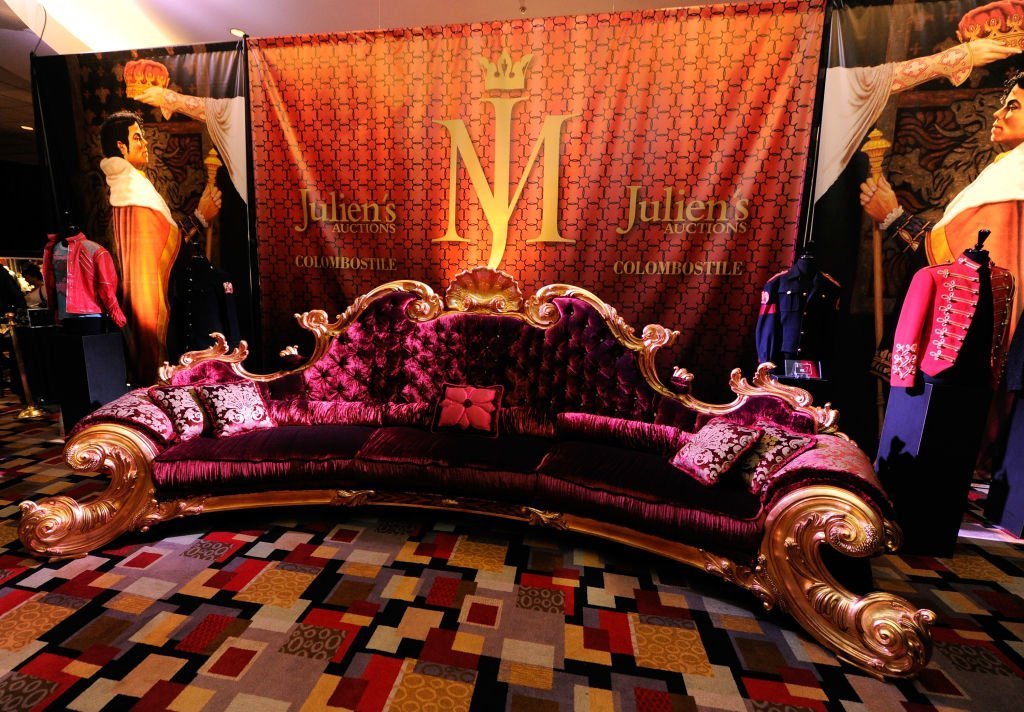 Un canapé neuf places commandé par Michael Jackson pour l'un des décors de sa série de concerts "This Is It" à Getty Images de Julien.