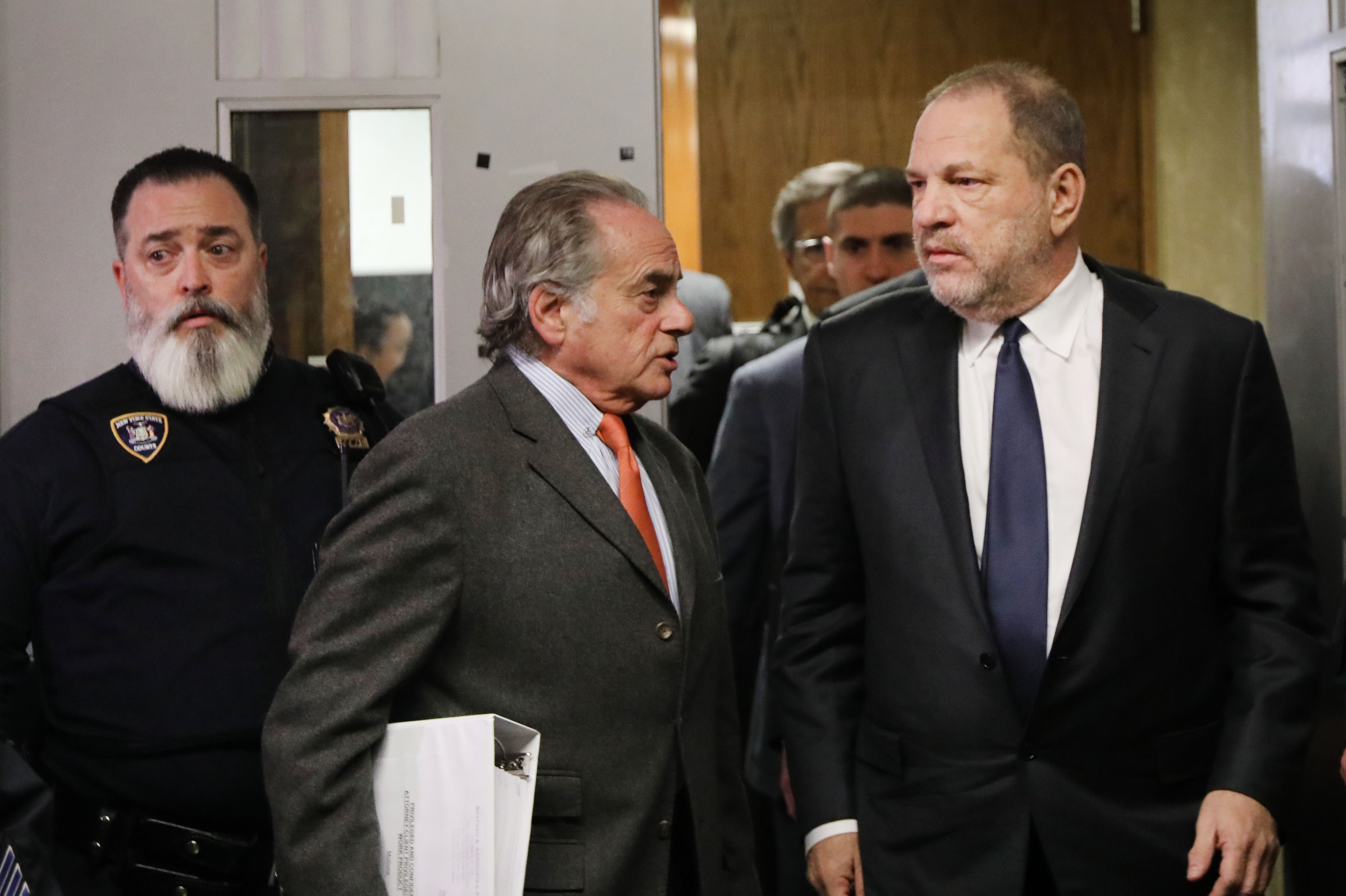 Harvey Weinstein (R) part avec son avocat Benjamin Brafman après une audience au tribunal pénal de New York, le 20 décembre 2018, à New York | Source : Getty Images