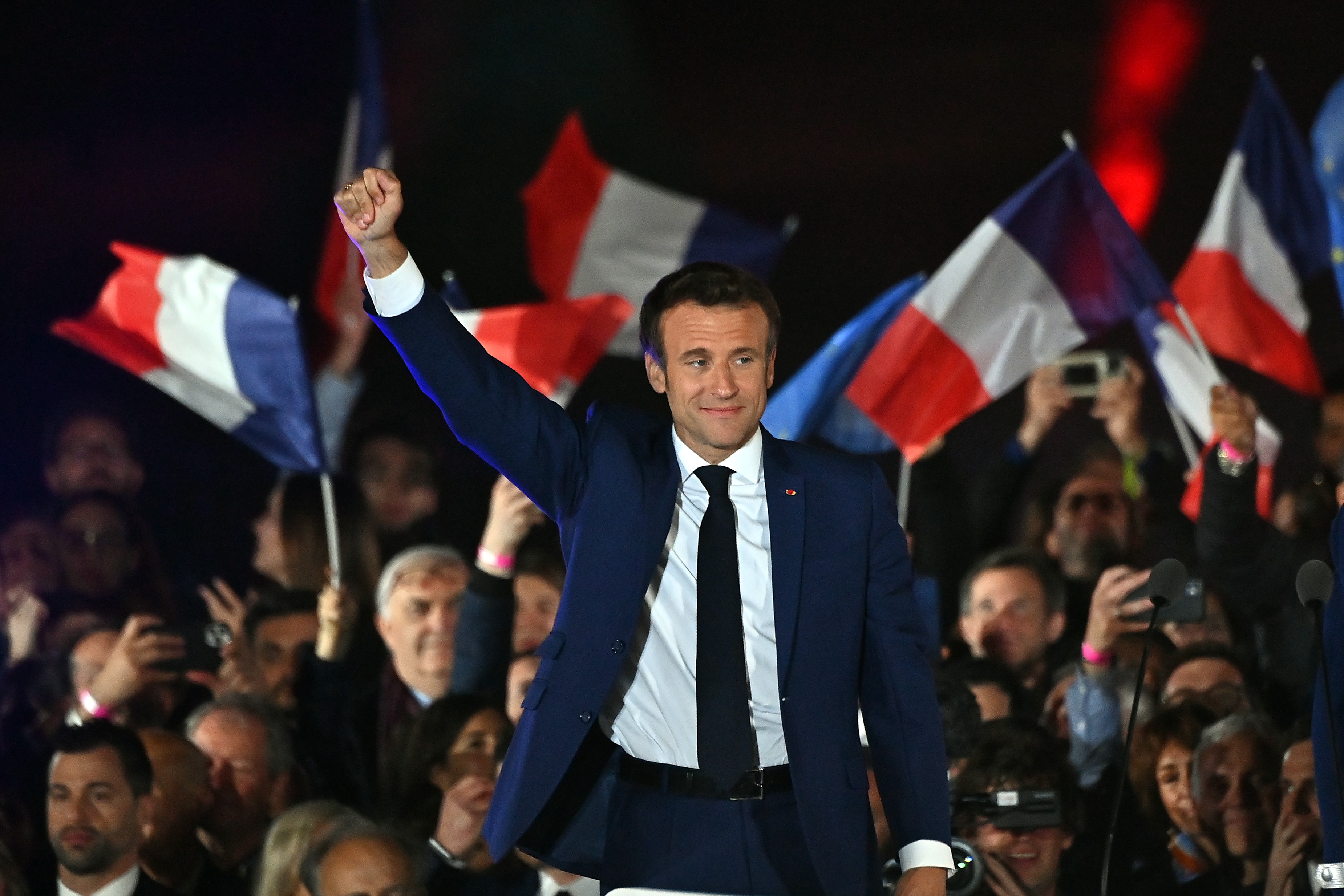 Le président sortant centriste français Emmanuel Macron s'adresse aux électeurs devant la tour Eiffel après avoir battu sa rivale d'extrême droite Marine Le Pen pour un second mandat de cinq ans à la présidence avec 58,8 % des voix, le 24 avril 2022 à Paris, en France I Source : Getty Images