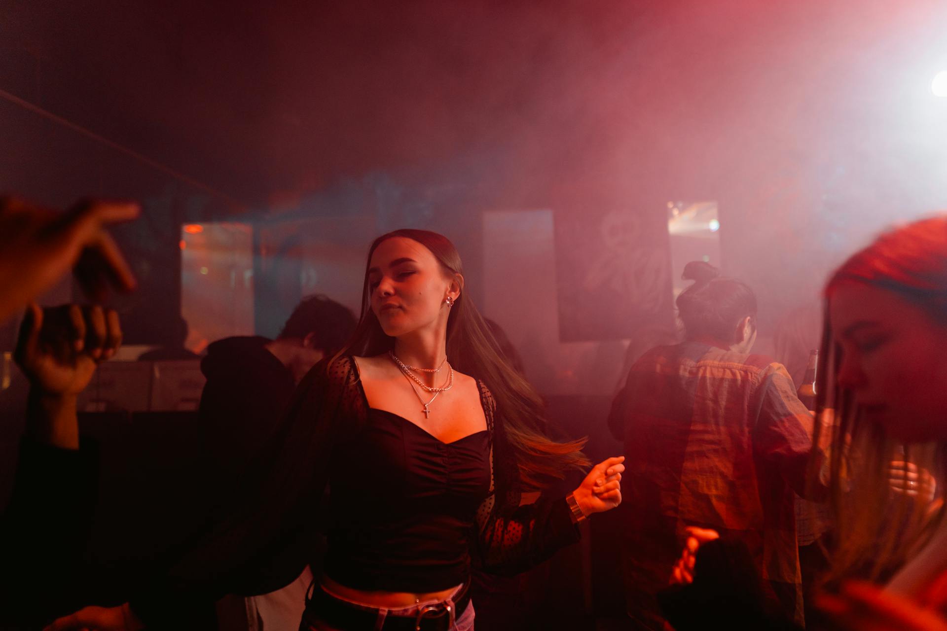 Une femme qui danse dans un club | Source : Pexels
