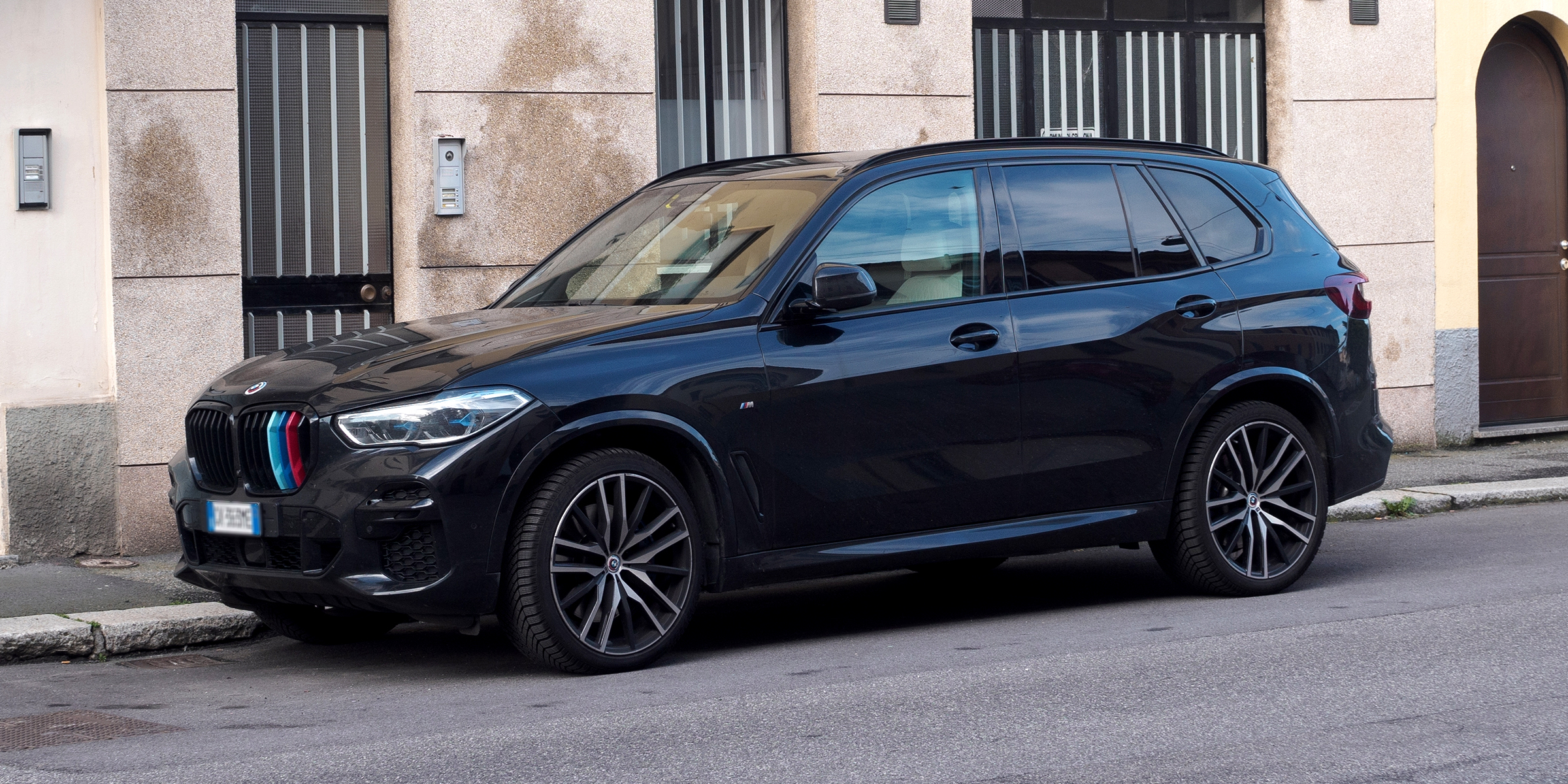 Voiture Suv noire dans la rue | Source : Shutterstock