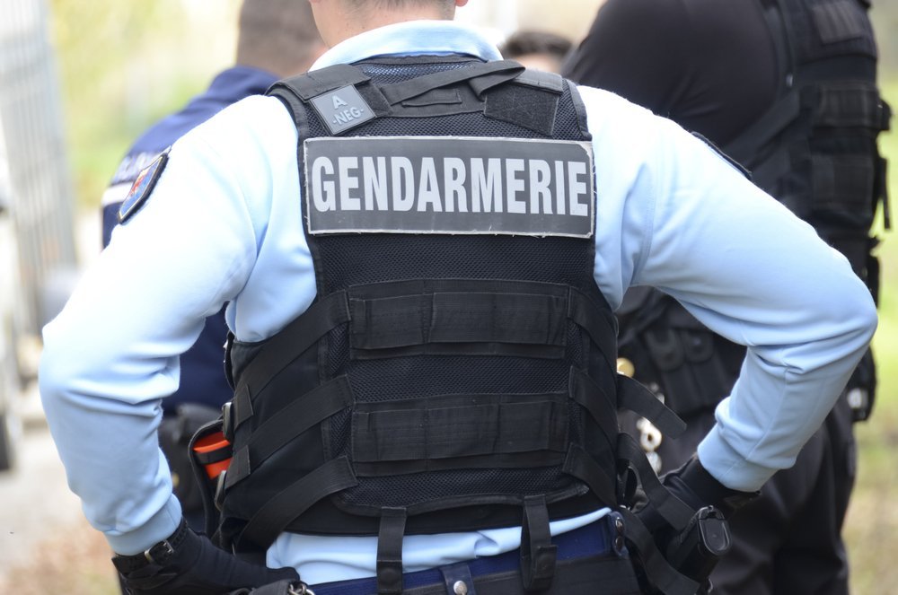 Gendarmes Français en uniforme au cours d’une intervention. | Shutterstock
