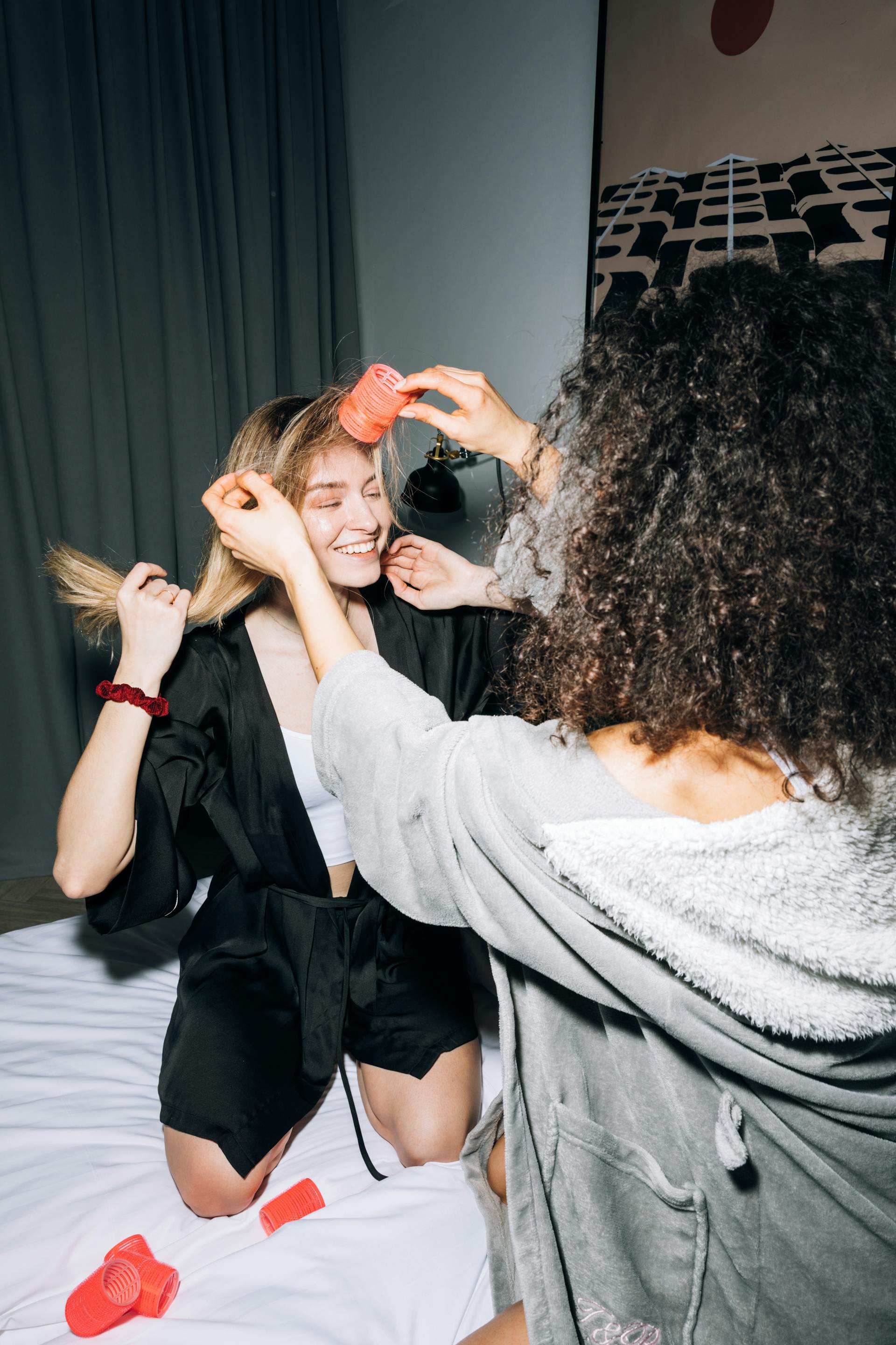 Deux femmes se détendent ensemble | Source : Pexels