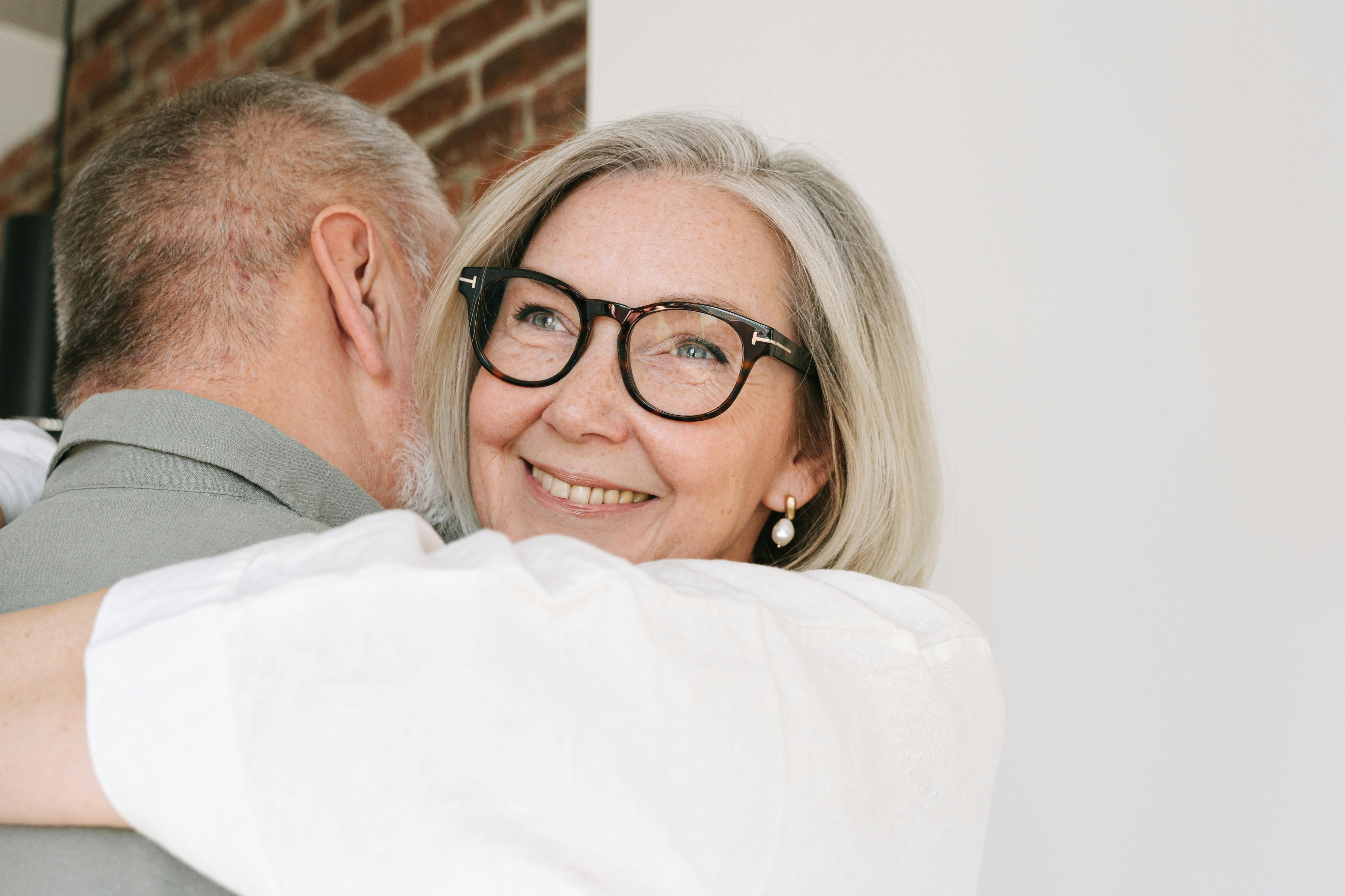 Une femme serrant son fils dans ses bras | Source : Pexels